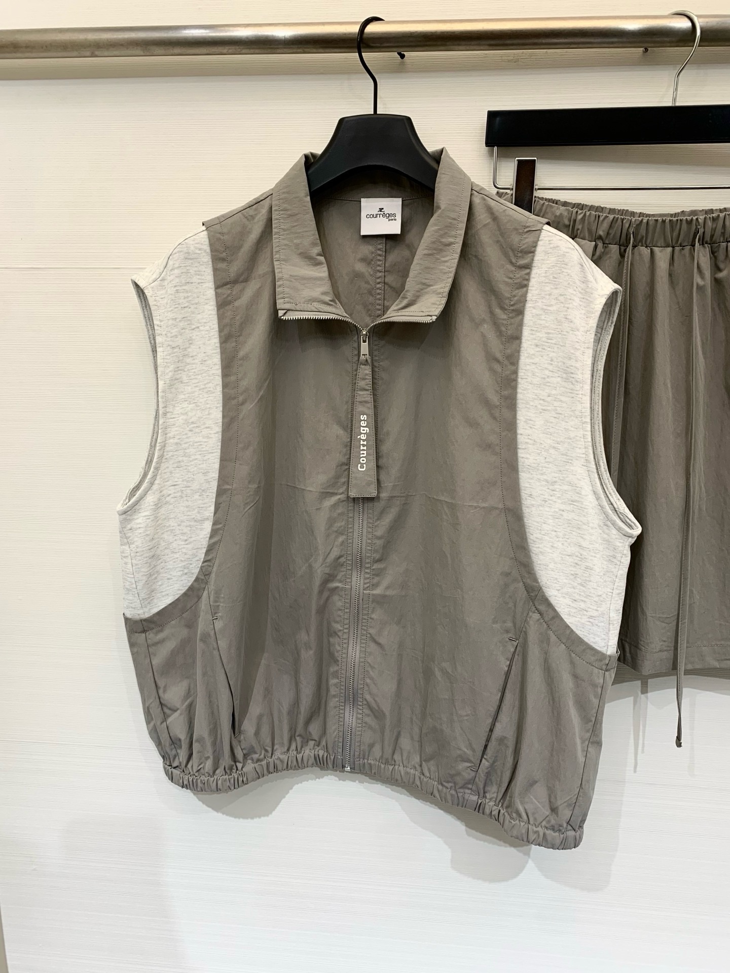 Courrèges 26春夏新款 拼接撞色马甲半裙套装，尼龙+纯棉拼接工艺，既防晒又休闲，松紧下摆设计，