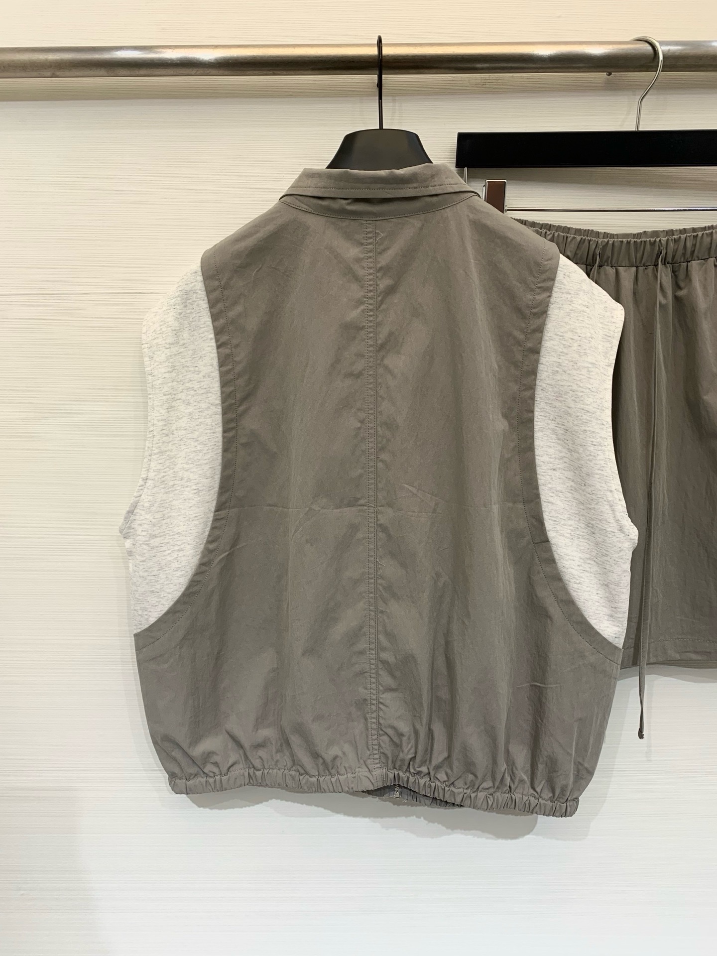 Courrèges 26春夏新款 拼接撞色马甲半裙套装，尼龙+纯棉拼接工艺，既防晒又休闲，松紧下摆设计，