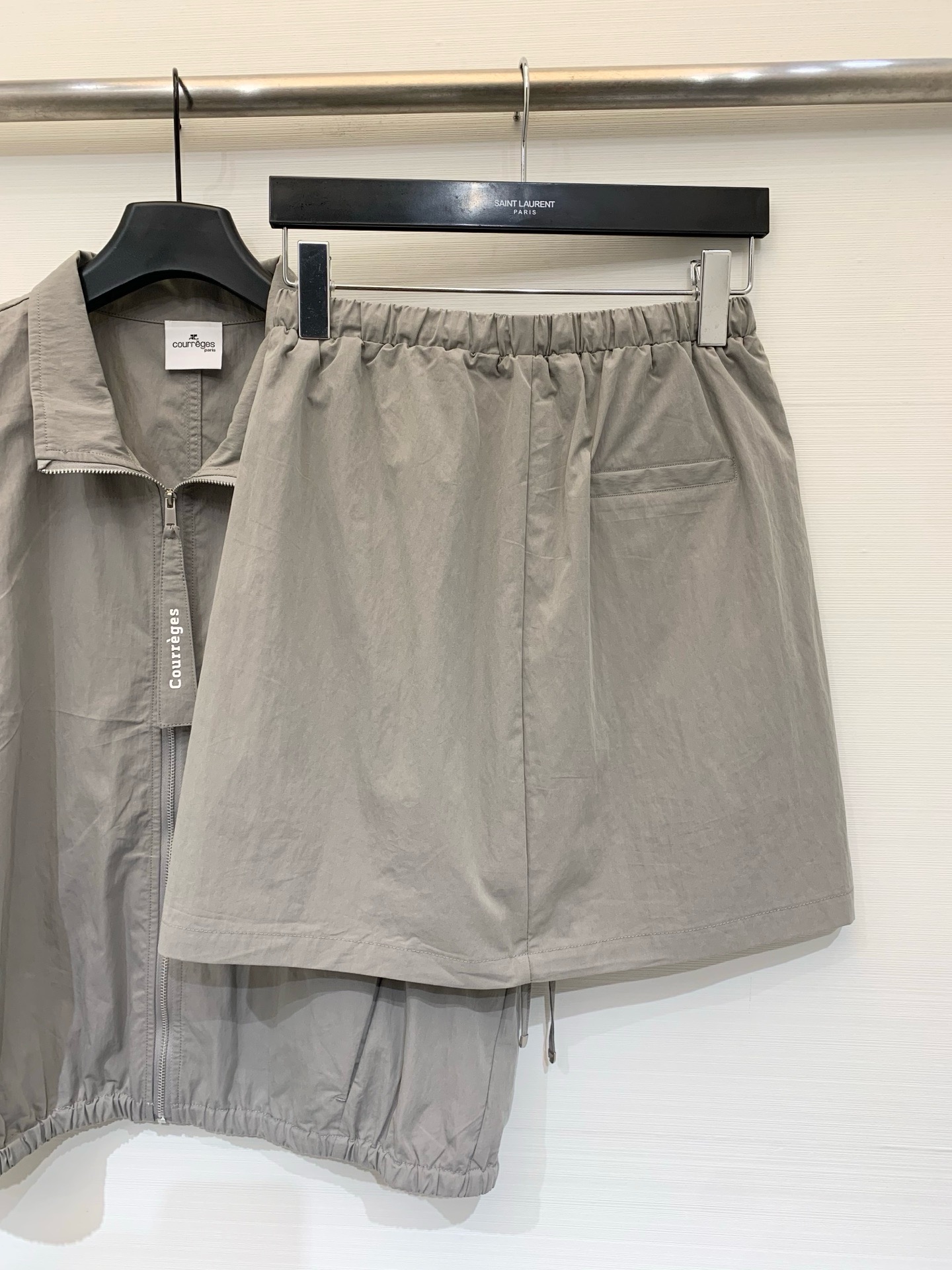 Courrèges 26春夏新款 拼接撞色马甲半裙套装，尼龙+纯棉拼接工艺，既防晒又休闲，松紧下摆设计，