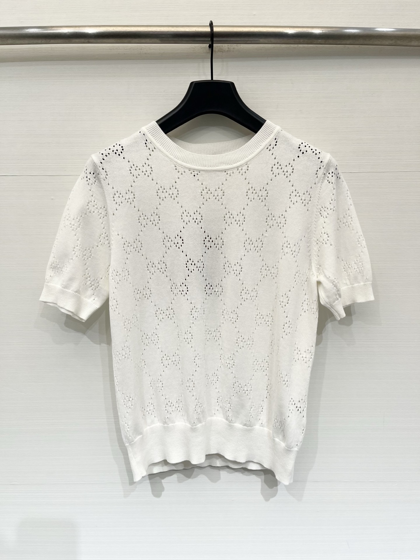 NO:892038,Gucci026 new summer style, simple round neck, short-sleeved style, logo pattern modification and embellishment, upper body with high-end atmosphere, three-color SML,,gucci,T-shirt,19860909Gucci026夏季新款 简约圆领短袖款 logo图案修饰点缀 上身高级氛围感 三色SML,,gucci,T-shirt,,Women's clothing