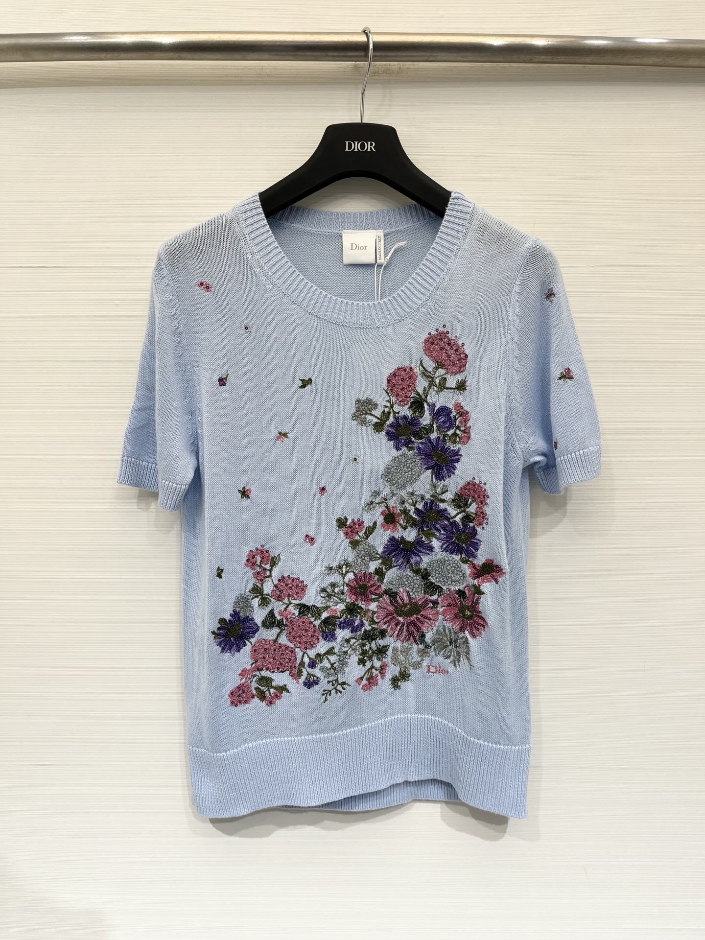 NO:892041,DIOR 26 new summer style, heavy embroidery, round neck, short-sleeved style, logo pattern decoration, upper body with high-end atmosphere, three-color SML, dior, T-shirt,19860909DIOR 26夏季新款 重工刺绣圆领短袖款 logo图案修饰点缀 上身高级氛围感 三色SML,,dior,T-shirt,,Women's clothing