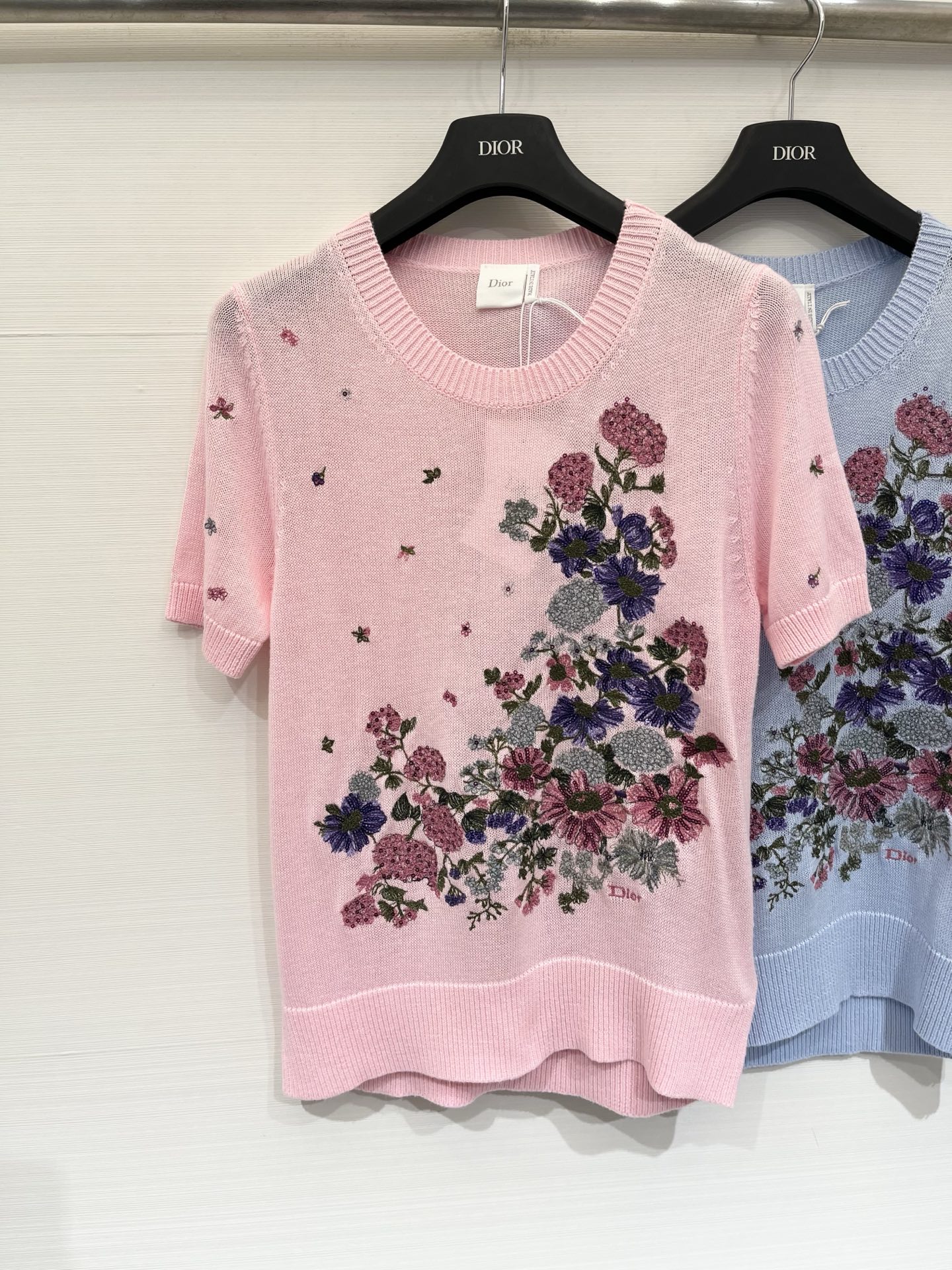 NO:892043,DIOR 26 new summer style, heavy embroidery, round neck, short-sleeved style, logo pattern decoration, upper body with high-end atmosphere, three-color SML, dior, T-shirt,19860909DIOR 26夏季新款 重工刺绣圆领短袖款 logo图案修饰点缀 上身高级氛围感 三色SML,,dior,T-shirt,,Women's clothing