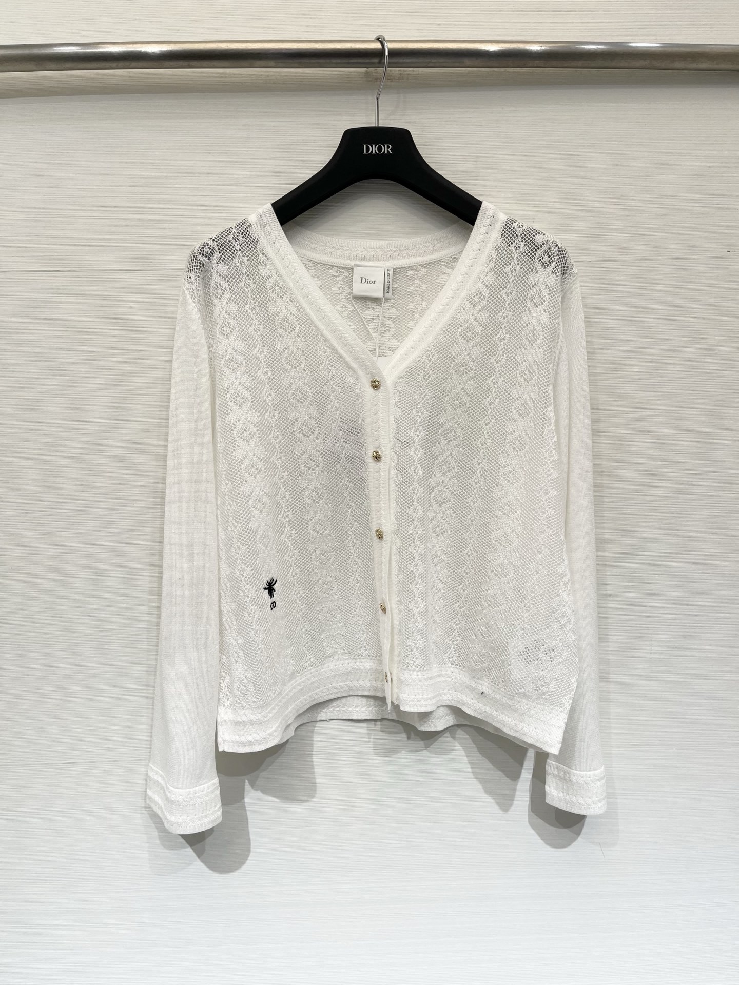 NO:892047,DIOR 26 new summer model, thin v-neck long-sleeved cardigan style, logo pattern decoration, upper body with high-end atmosphere, two-color SML,, dior,19860909DIOR 26夏季新款 薄款v领长袖开衫款 logo图案修饰点缀 上身高级氛围感 两色SML,,dior,,Women's clothing