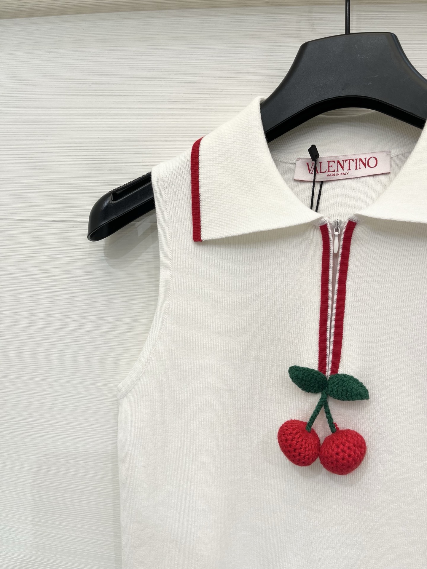 Valentino 26夏季新款 翻领无袖背心樱桃背心款 logo图案修饰点缀 上身高级氛围感🈵️🈵️ 