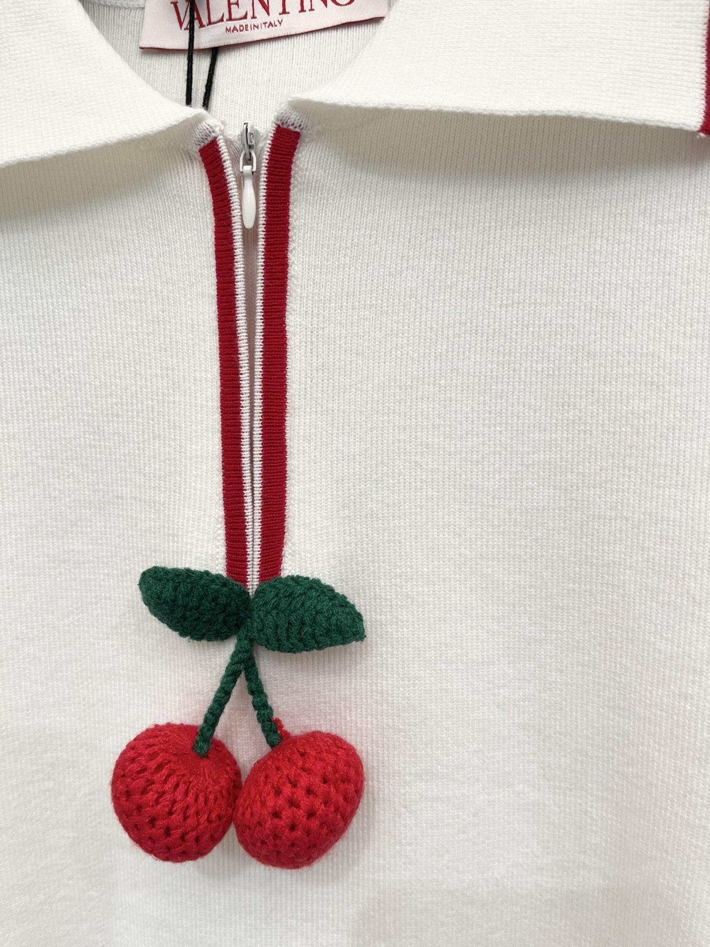 Valentino 26夏季新款 翻领无袖背心樱桃背心款 logo图案修饰点缀 上身高级氛围感🈵️🈵️ 