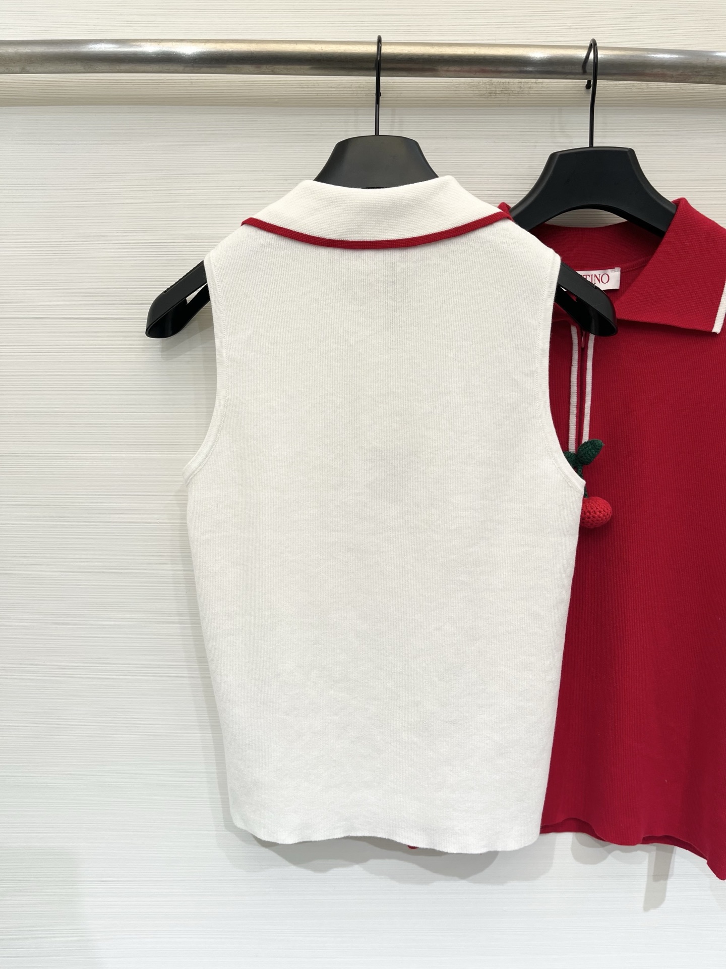Valentino 26夏季新款 翻领无袖背心樱桃背心款 logo图案修饰点缀 上身高级氛围感🈵️🈵️ 