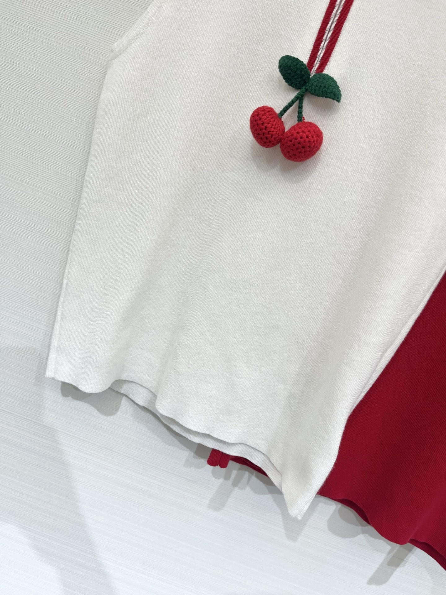 Valentino 26夏季新款 翻领无袖背心樱桃背心款 logo图案修饰点缀 上身高级氛围感🈵️🈵️ 