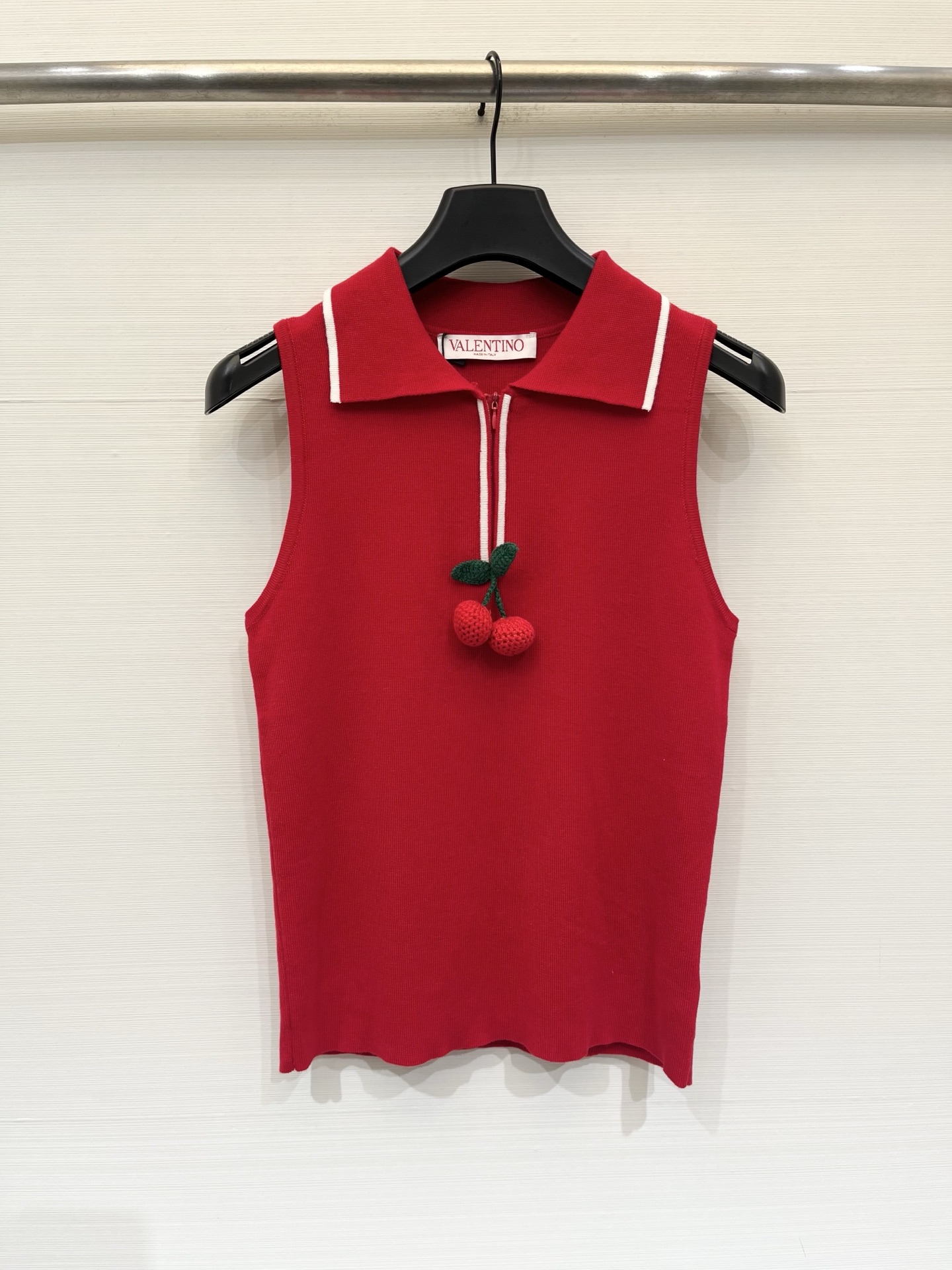 NO:892049,Valentino 26 new summer style lapel sleeveless vest cherry vest style logo pattern decoration upper body high-end atmosphere two-color SML, valentino,19860909Valentino 26夏季新款 翻领无袖背心樱桃背心款 logo图案修饰点缀 上身高级氛围感 两色SML,,valentino,,Women's clothing