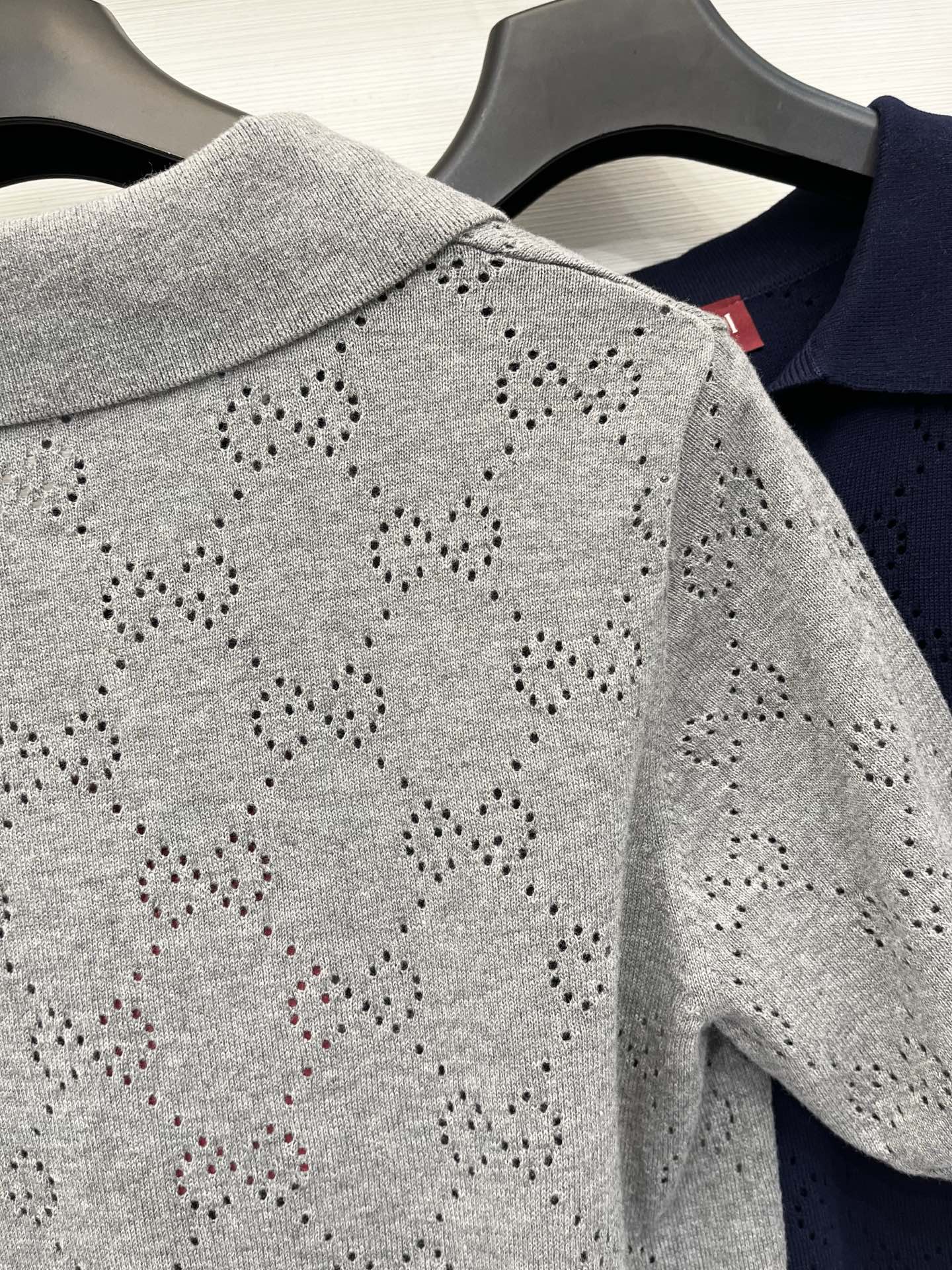 Gucci 26夏季新款 镂空Polo领短袖款 logo图案修饰点缀 上身高级氛围感🈵️🈵️ 三色SML