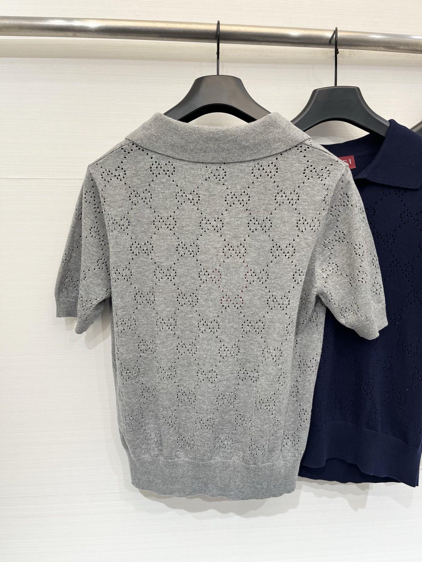 Gucci 26夏季新款 镂空Polo领短袖款 logo图案修饰点缀 上身高级氛围感🈵️🈵️ 三色SML