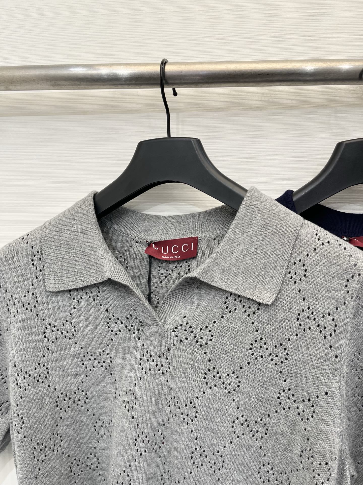 Gucci 26夏季新款 镂空Polo领短袖款 logo图案修饰点缀 上身高级氛围感🈵️🈵️ 三色SML
