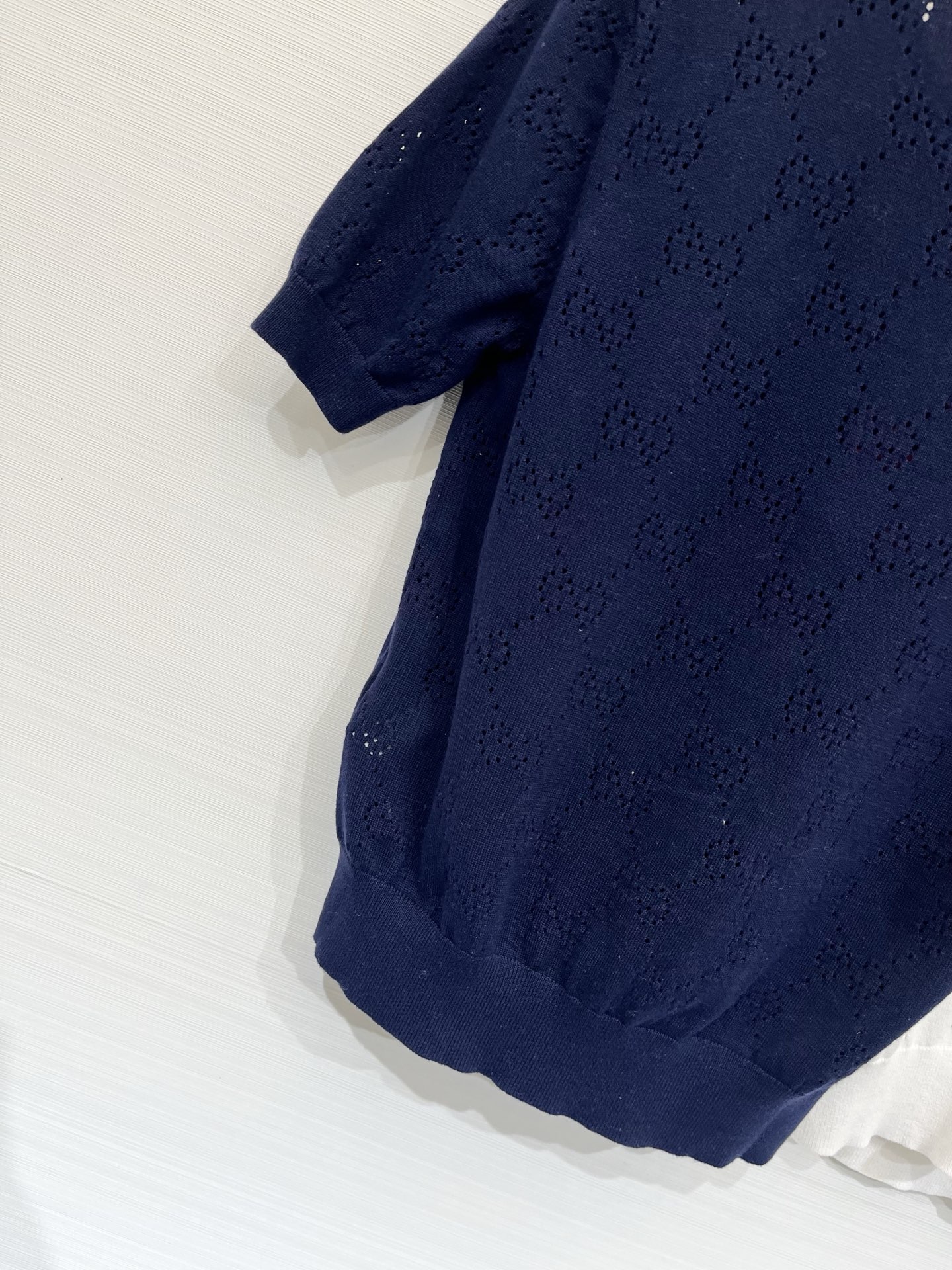 Gucci 26夏季新款 镂空Polo领短袖款 logo图案修饰点缀 上身高级氛围感🈵️🈵️ 三色SML