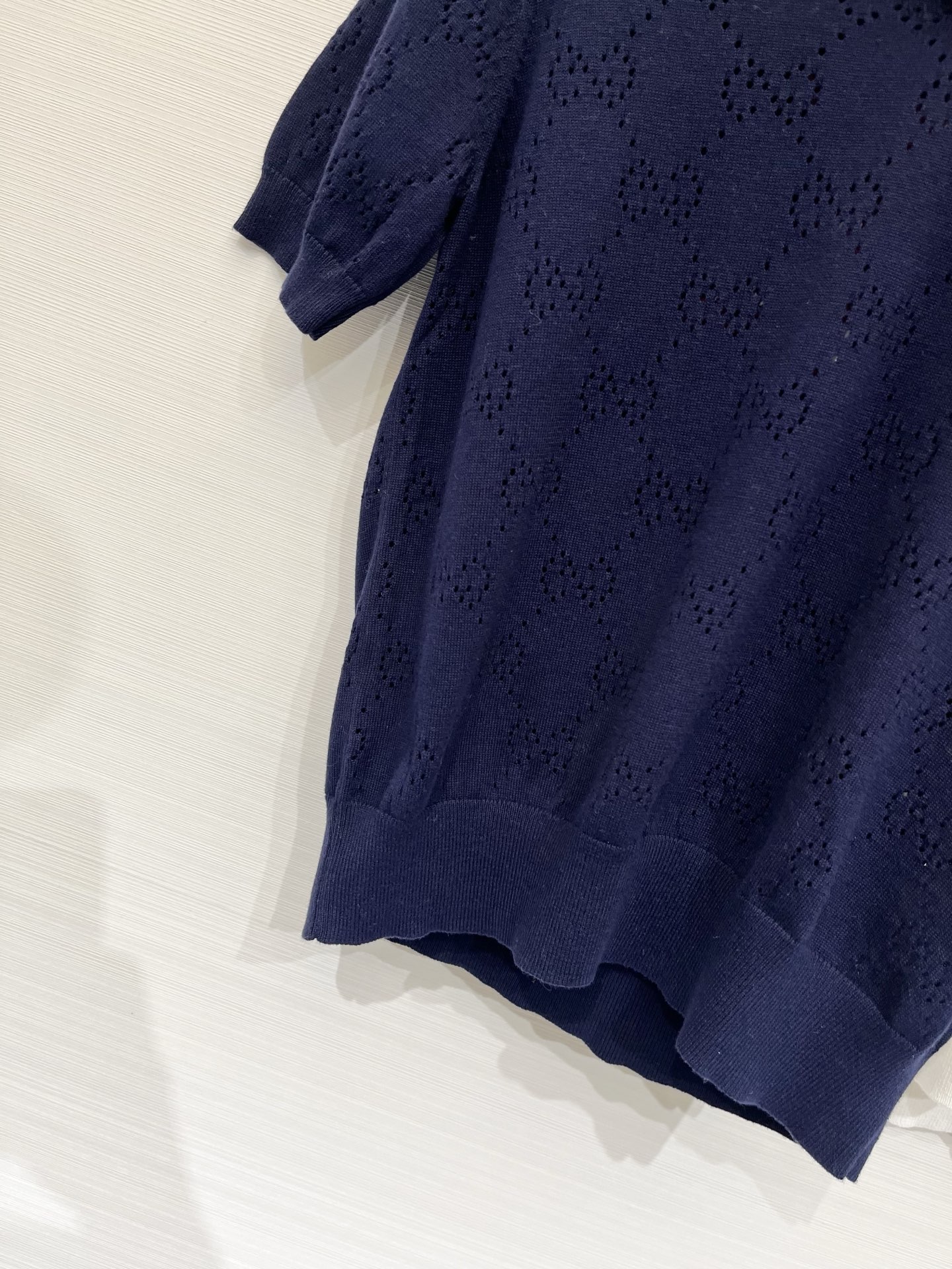 Gucci 26夏季新款 镂空Polo领短袖款 logo图案修饰点缀 上身高级氛围感🈵️🈵️ 三色SML