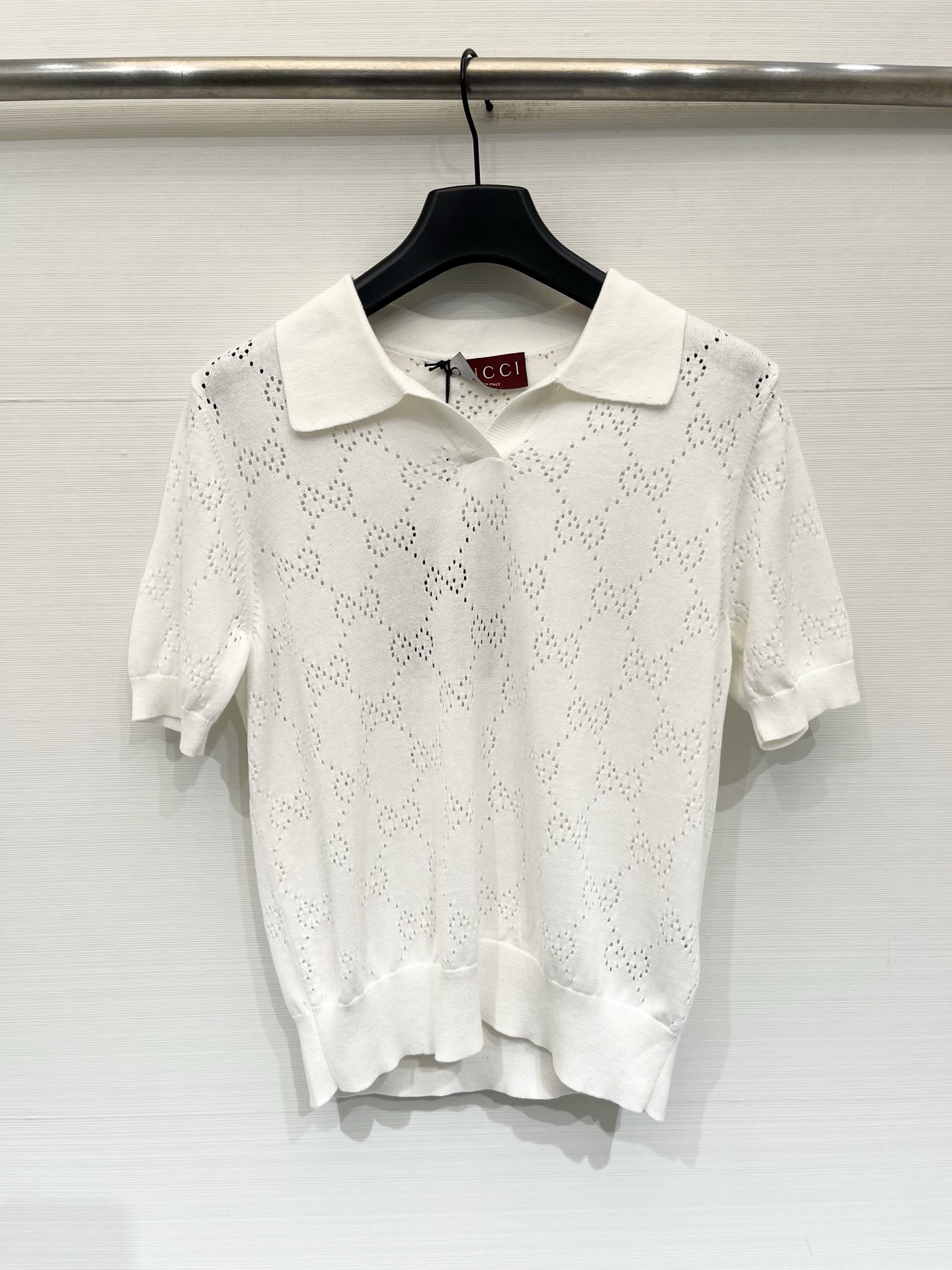 NO:892052,Gucci 26 new summer model, hollow Polo collar, short-sleeved style, logo pattern decoration, upper body with high-end atmosphere, three-color SML,, gucci, T-shirt,19860909Gucci 26夏季新款 镂空Polo领短袖款 logo图案修饰点缀 上身高级氛围感 三色SML,,gucci,T-shirt,,Women's clothing