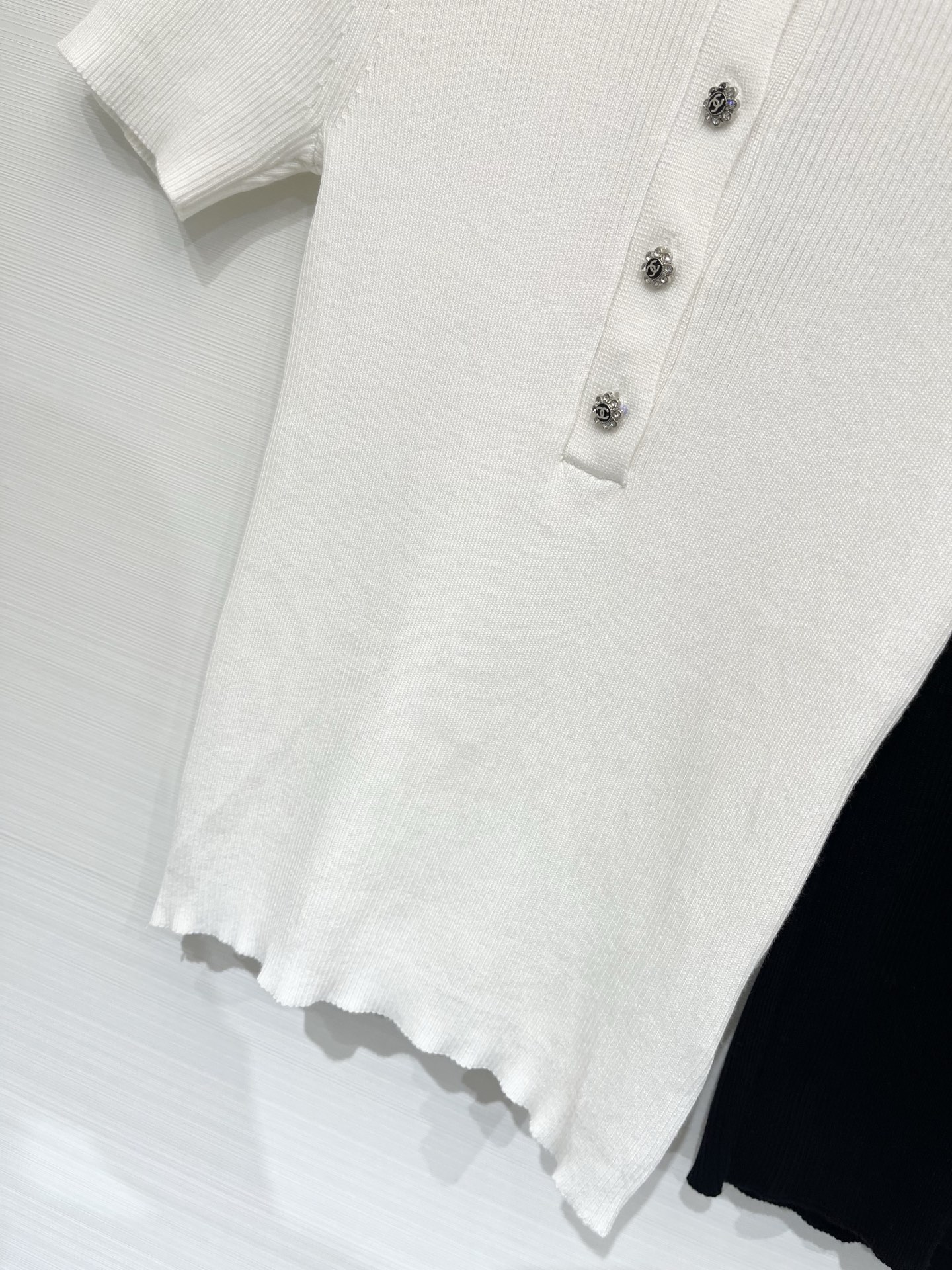 CHANEL 26夏季新款 官网同款圆领短袖款 logo图案修饰点缀 上身高级氛围感🈵️🈵️ 三色SML