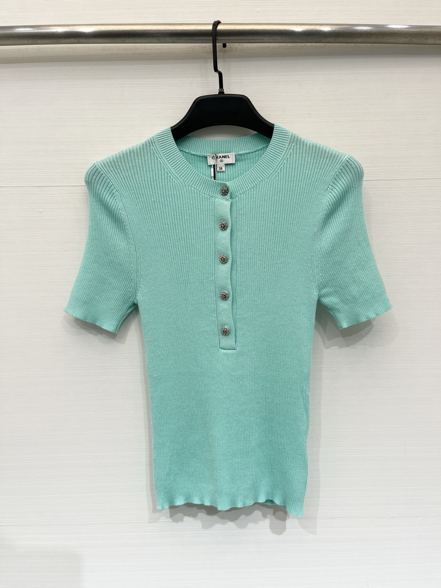 NO:892320,CHANEL 26 new summer style, same style as the official website, round neck, short-sleeved style, logo pattern decoration, upper body with high-end atmosphere, three-color SML, chanel, T-shirt,19860909CHANEL 26夏季新款 官网同款圆领短袖款 logo图案修饰点缀 上身高级氛围感 三色SML,,chanel,T-shirt,,Women's clothing