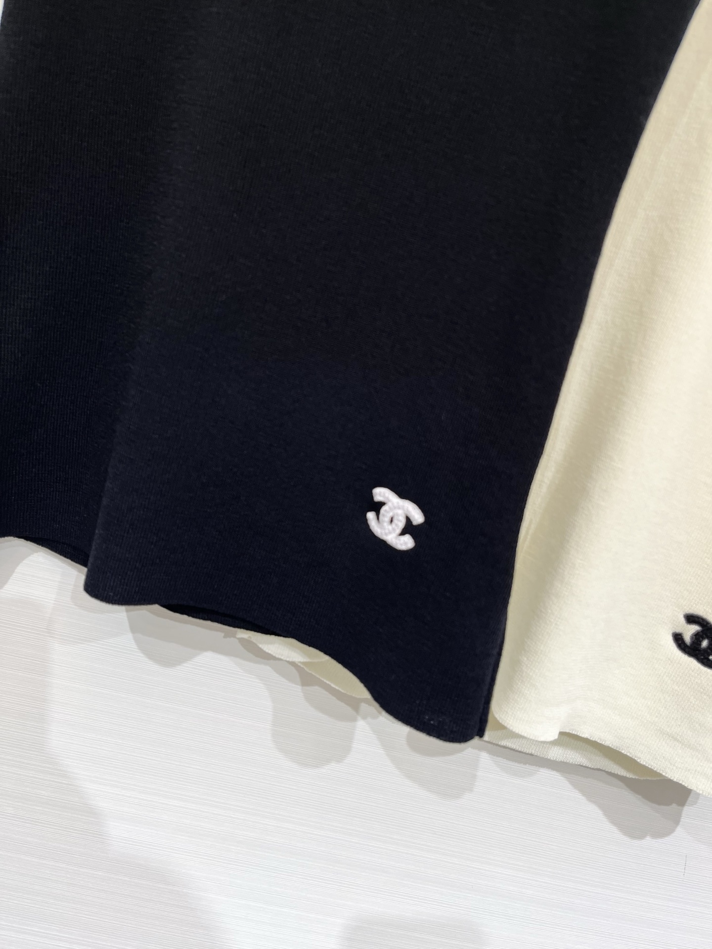 CHANEL 26夏季新款 V领镂空背心款 logo图案修饰点缀 上身高级氛围感🈵️🈵️ 两色SML