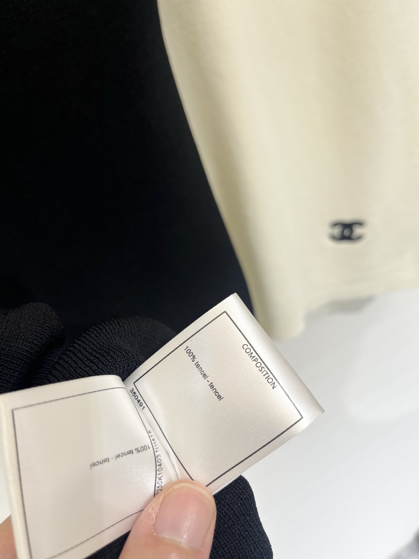 CHANEL 26夏季新款 V领镂空背心款 logo图案修饰点缀 上身高级氛围感🈵️🈵️ 两色SML