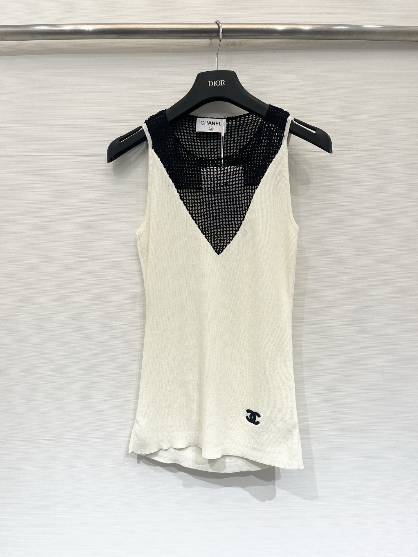 NO:892323,CHANEL 26 new summer style V-neck hollow vest style, logo pattern decoration on the upper body, high-end atmosphere, two-color SML,,chanel,19860909CHANEL 26夏季新款 V领镂空背心款 logo图案修饰点缀 上身高级氛围感 两色SML,,chanel,,Women's clothing
