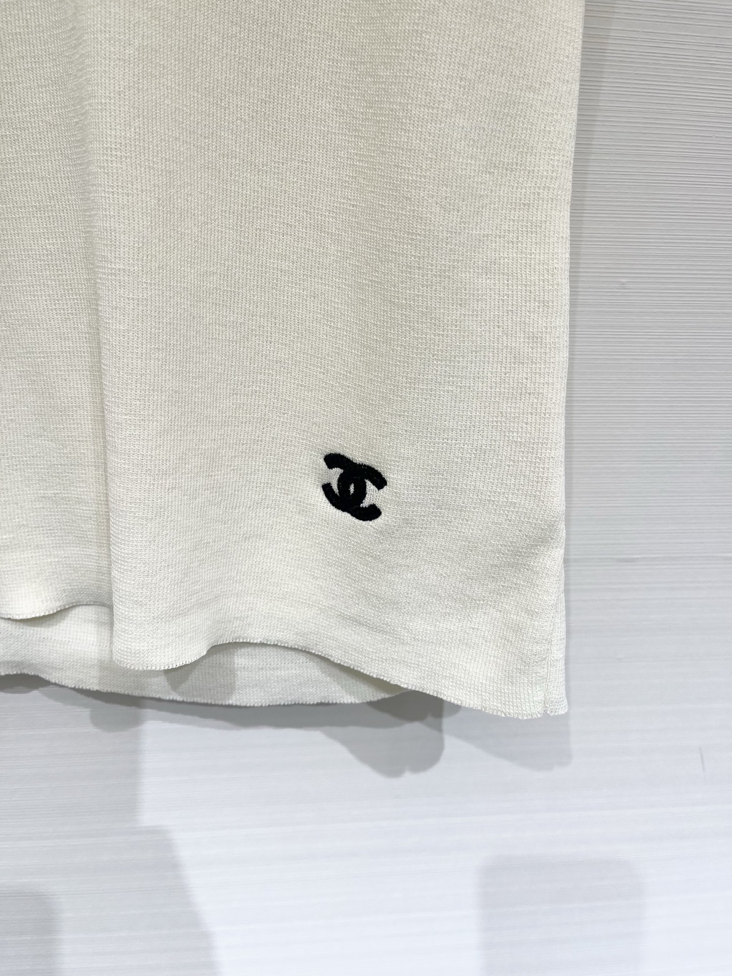 CHANEL 26夏季新款 V领镂空背心款 logo图案修饰点缀 上身高级氛围感🈵️🈵️ 两色SML