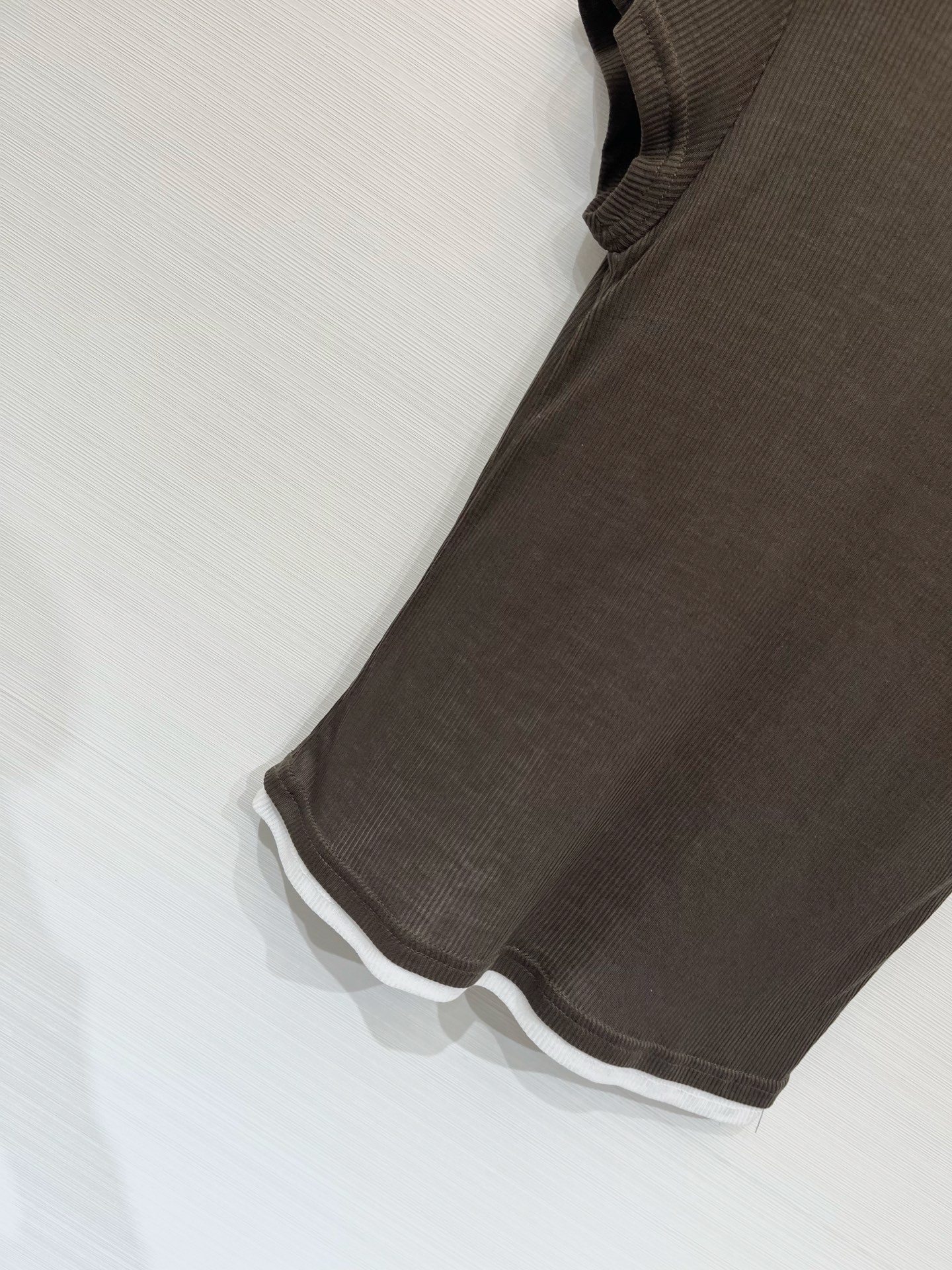 Courreges 26夏季新款 假两件短款修身短袖T恤，贴合身形，整体为细坑条螺纹针织面料，纯黑小V亨