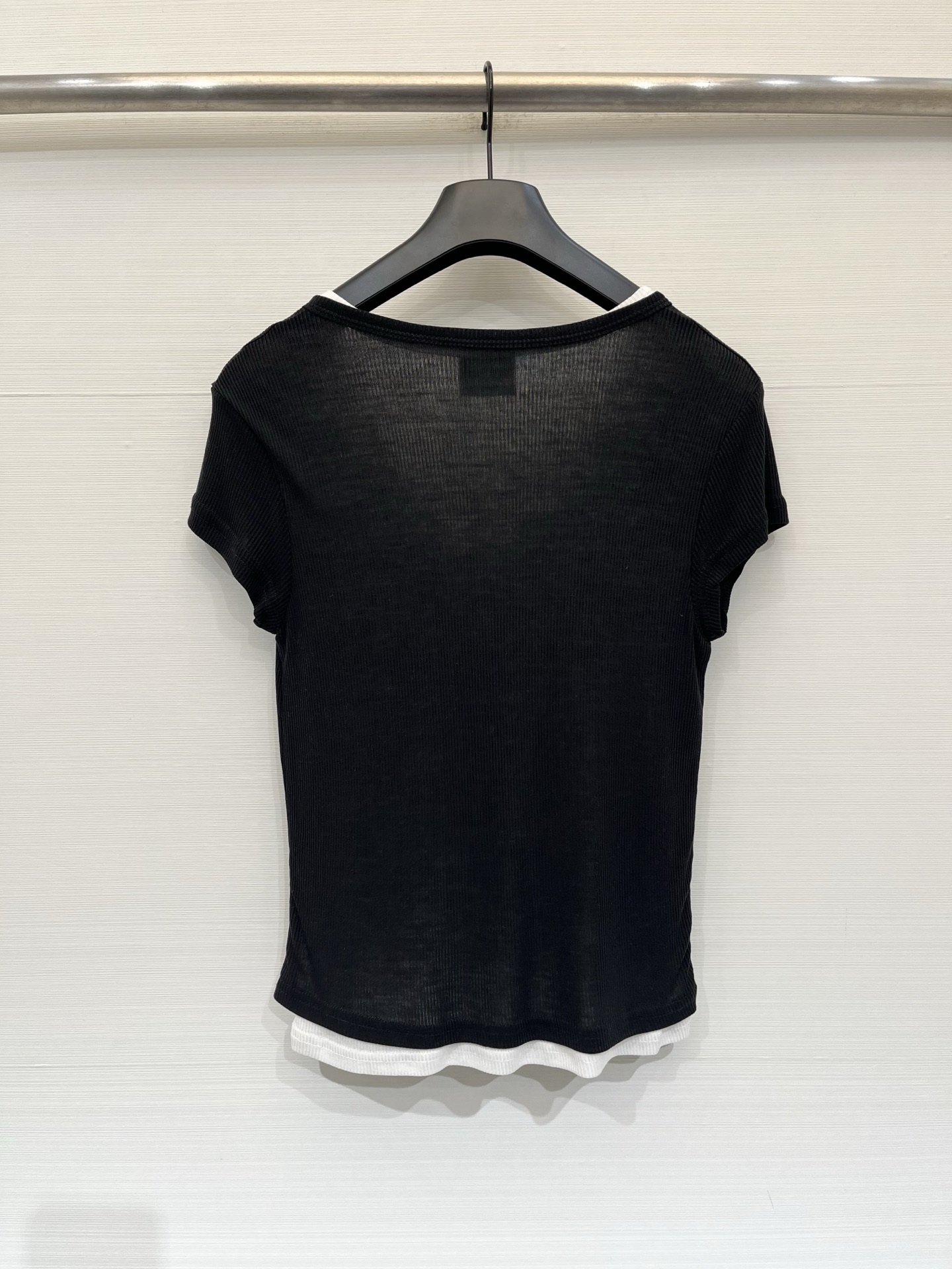 Courreges 26夏季新款 假两件短款修身短袖T恤，贴合身形，整体为细坑条螺纹针织面料，纯黑小V亨