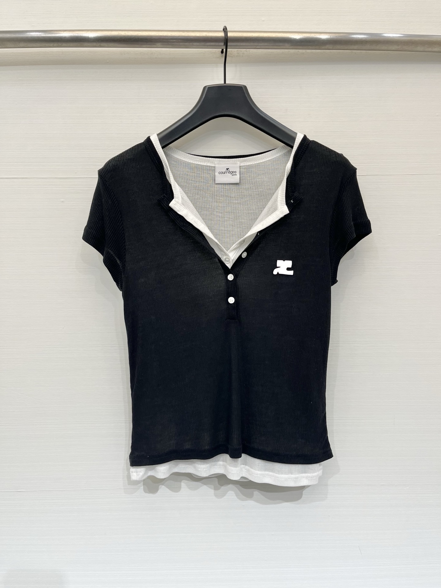 NO:892325,Courreges 26 new summer model, two pieces of short slim-fitting short-sleeved T-shirts, fitted to the body shape, made of fine pit rib knitted fabric, pure black small V Henry collar, three white small round buttons, white bottom inner layer, white edges are exposed at the collar and hem, visual layering, without additional layering to create a sense of hierarchy, suitable for casual, daily commuting, and light girls, it is versatile with casual wide-leg pants, jeans, and skirts  Two-color SM,,skirts,T-shirt,tees,t-shirt,19860909Courreges 26夏季新款 假两件短款修身短袖T恤,贴合身形,整体为细坑条螺纹针织面料,纯黑小V亨利领,三颗白色小圆扣点缀,白色打底内搭,领口、下摆都露出白边,视觉分层,不用额外叠穿就有层次感,休闲、日常通勤、轻辣妹都可,搭配休闲阔腿裤、牛仔、半身裙都很百搭 两色SM,,skirts,T-shirt,tees，t-shirt,,Women's clothing
