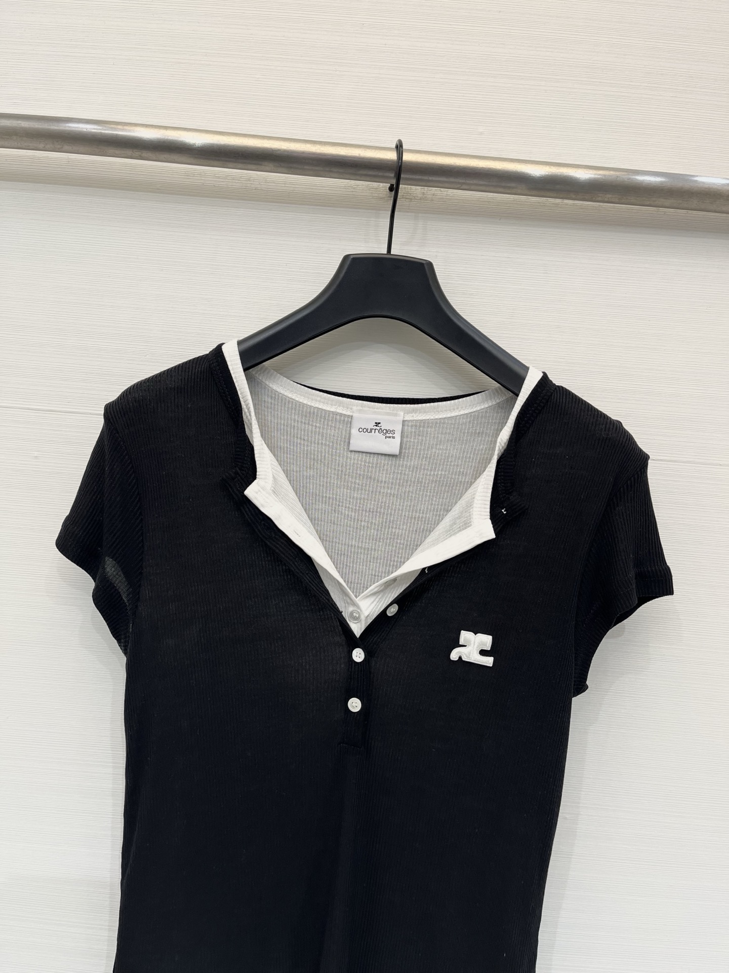 Courreges 26夏季新款 假两件短款修身短袖T恤，贴合身形，整体为细坑条螺纹针织面料，纯黑小V亨