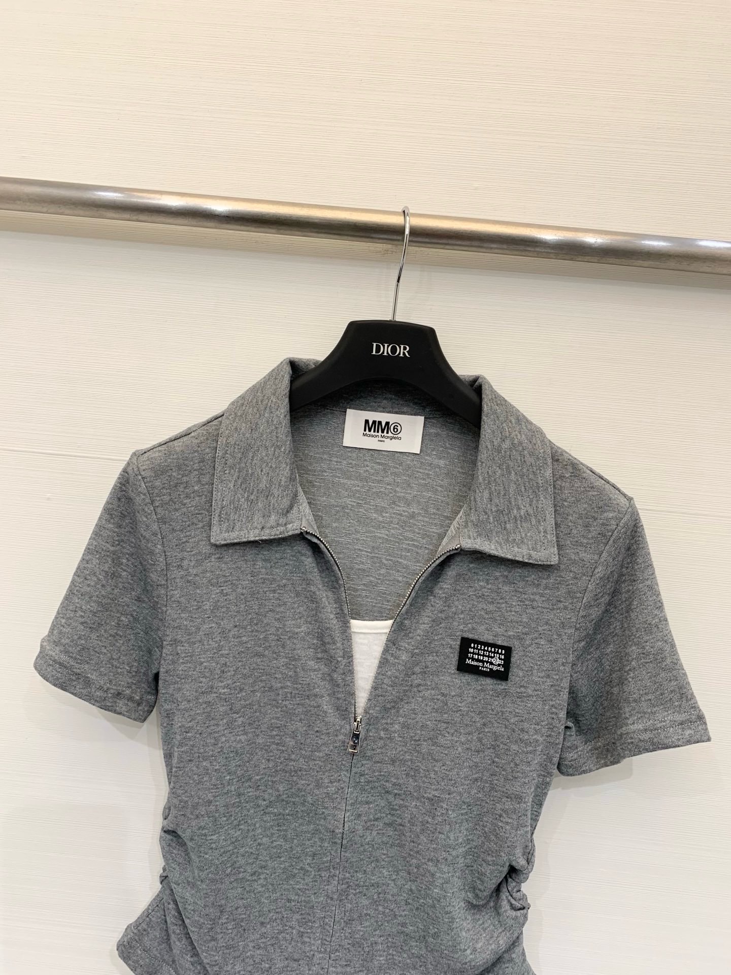MM6 Maison Margiela 26 夏季新款 拉链Polo短款T恤，双向金属拉链贯穿衣身，腰部