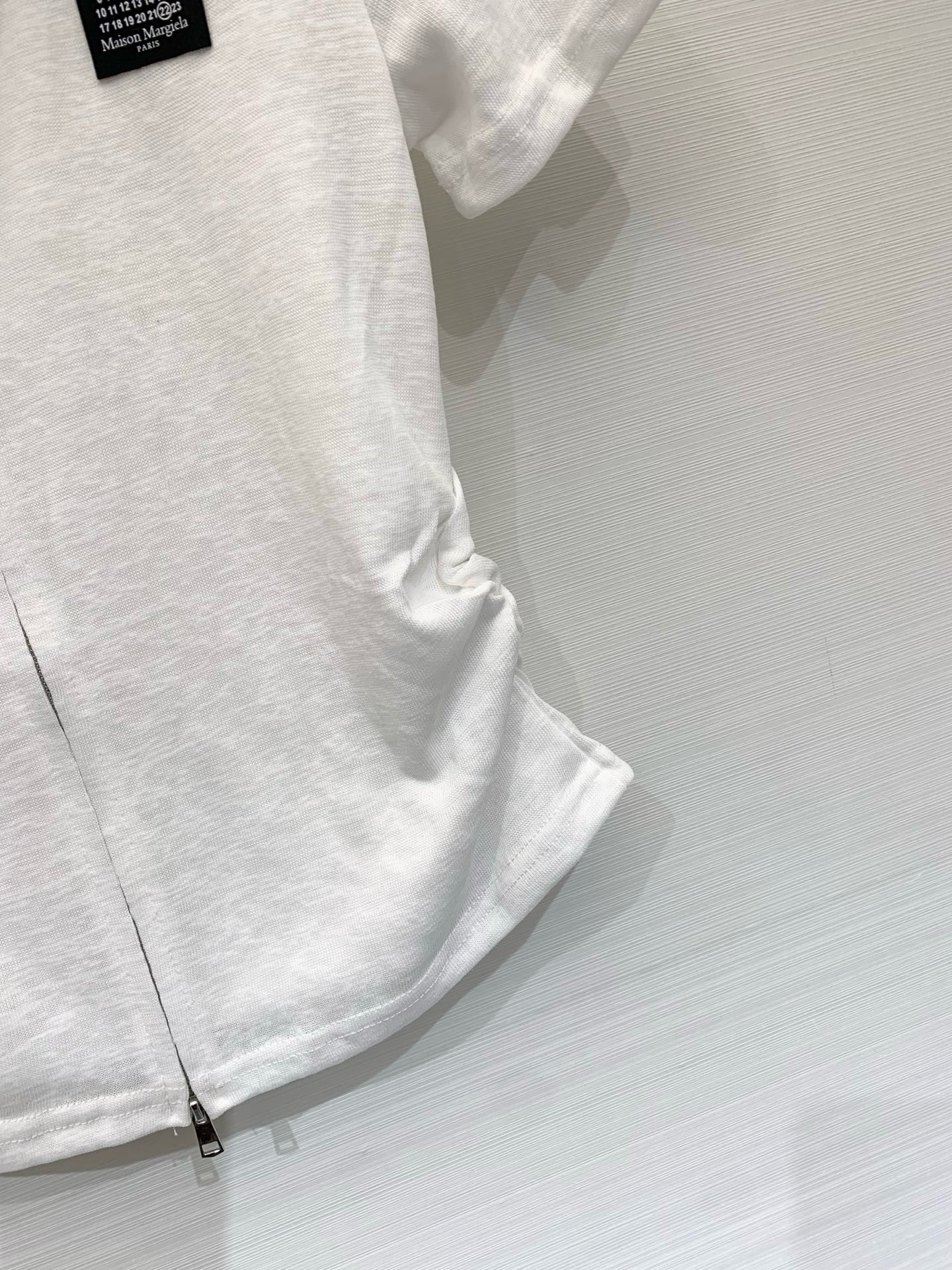 MM6 Maison Margiela 26 夏季新款 拉链Polo短款T恤，双向金属拉链贯穿衣身，腰部