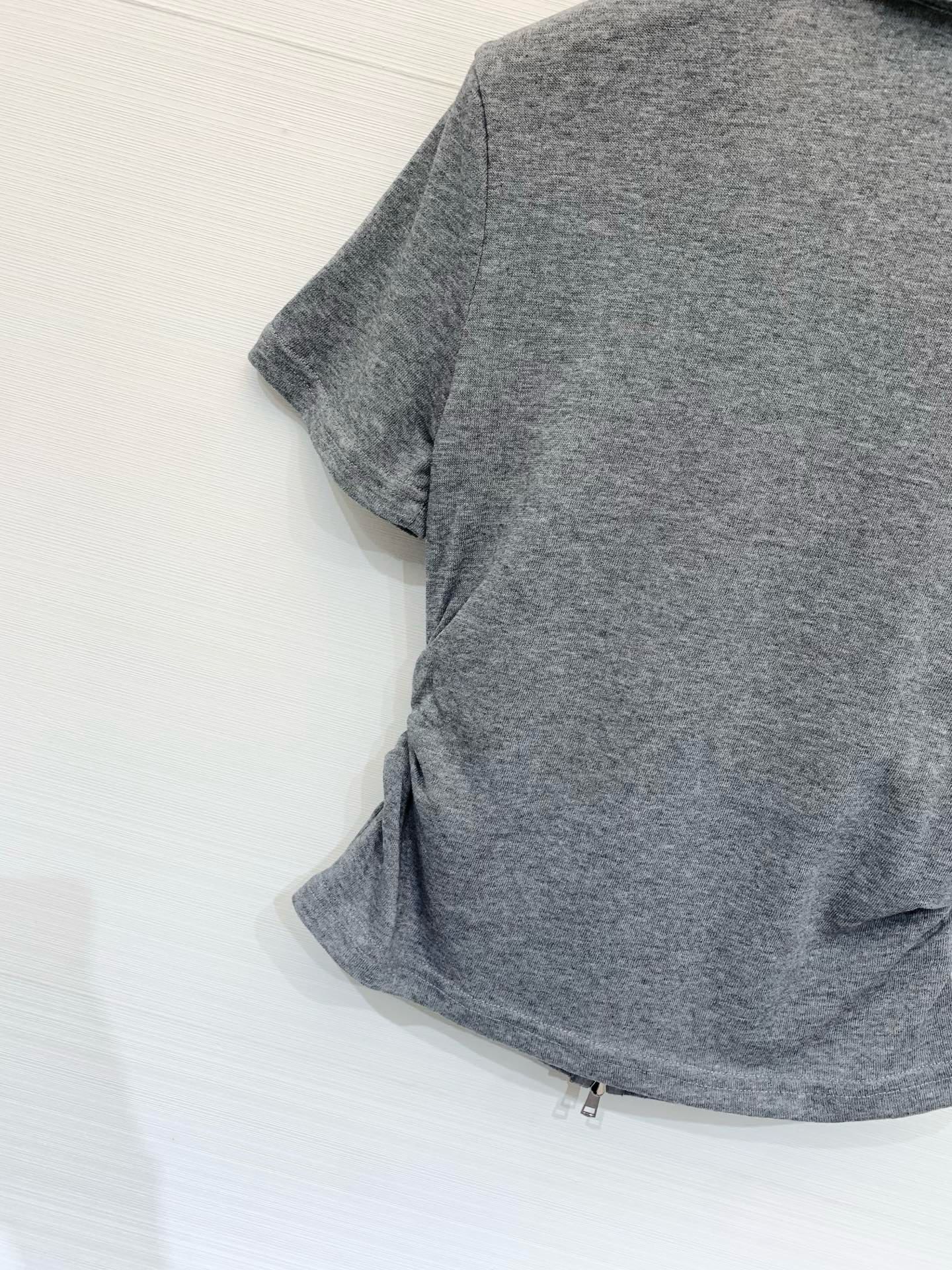 MM6 Maison Margiela 26 夏季新款 拉链Polo短款T恤，双向金属拉链贯穿衣身，腰部