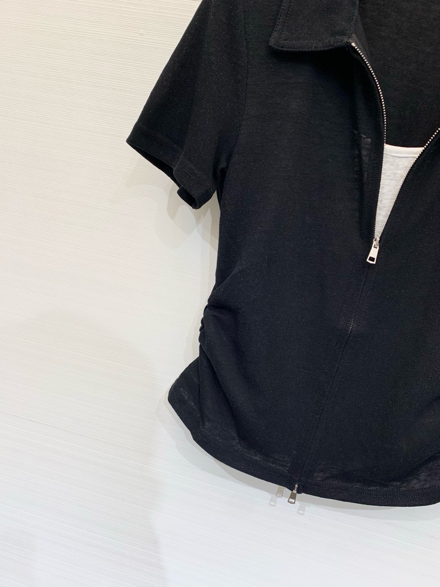 MM6 Maison Margiela 26 夏季新款 拉链Polo短款T恤，双向金属拉链贯穿衣身，腰部