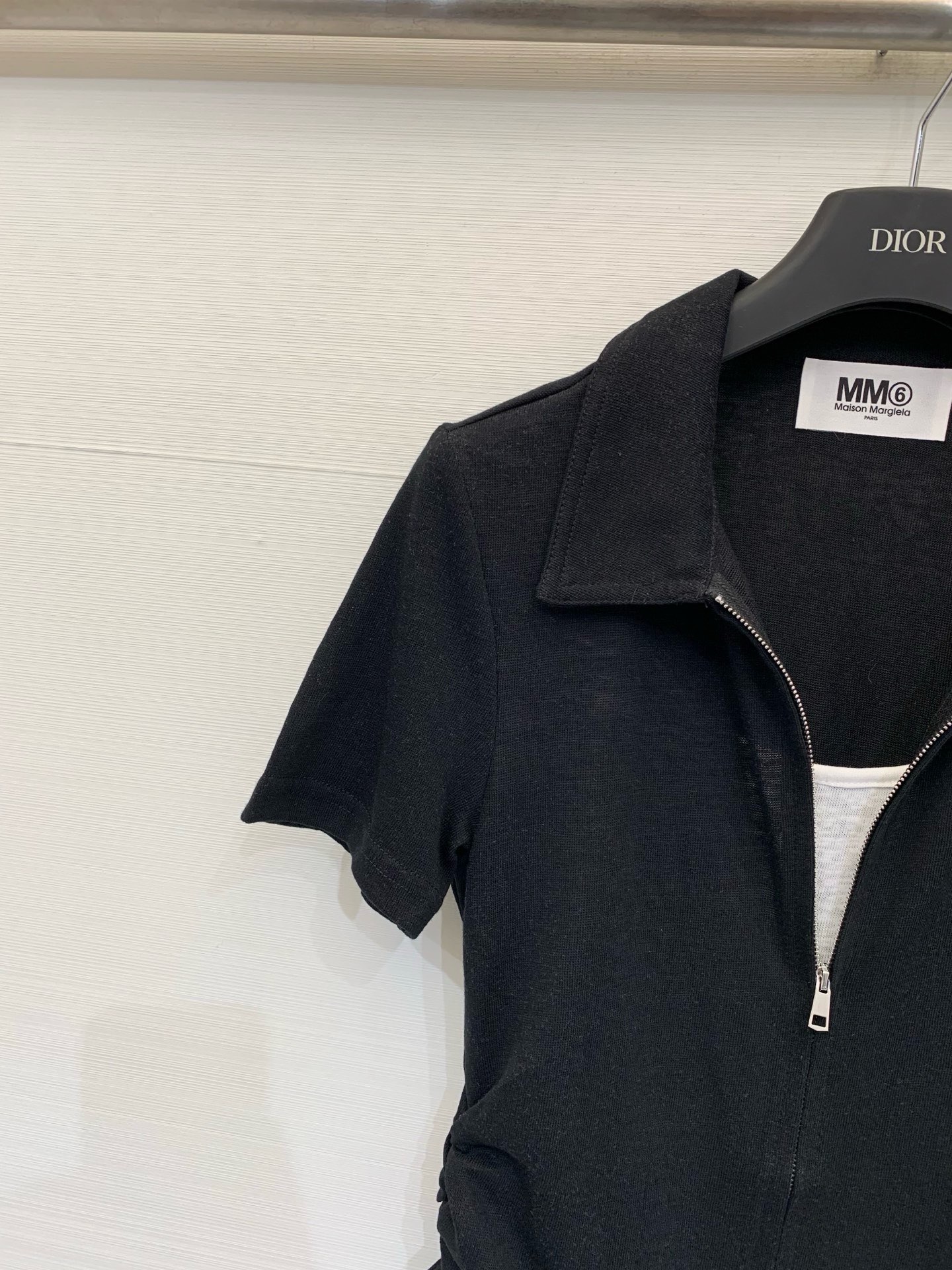 MM6 Maison Margiela 26 夏季新款 拉链Polo短款T恤，双向金属拉链贯穿衣身，腰部