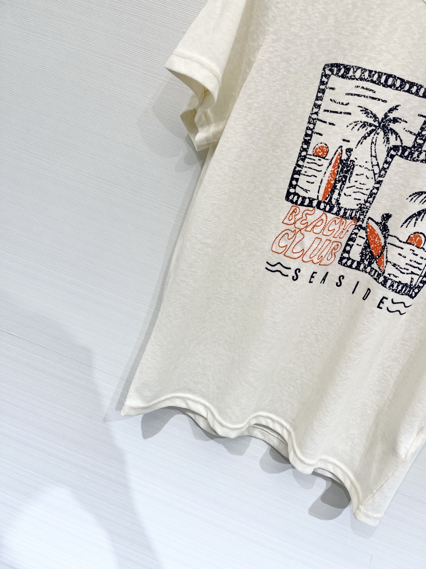 「Chloe 26夏季新款 米杏做旧水洗棉短袖T恤」 面料轻薄透气、领口做黑色波浪齿花边包边，区别普通圆