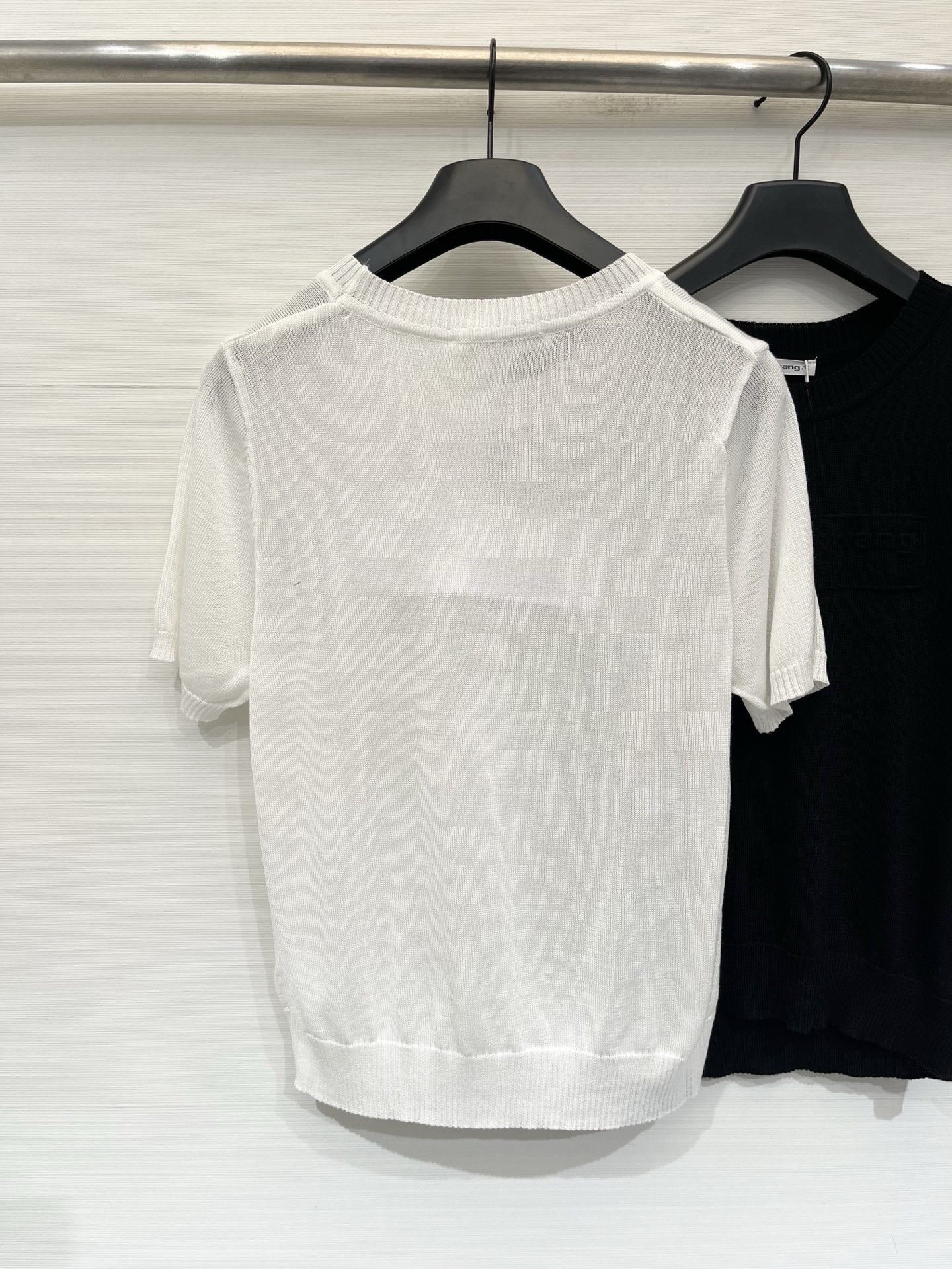 Alexanderwang 26夏季新款 简约圆领短袖款 logo图案修饰点缀 上身高级氛围感🈵️🈵️ 