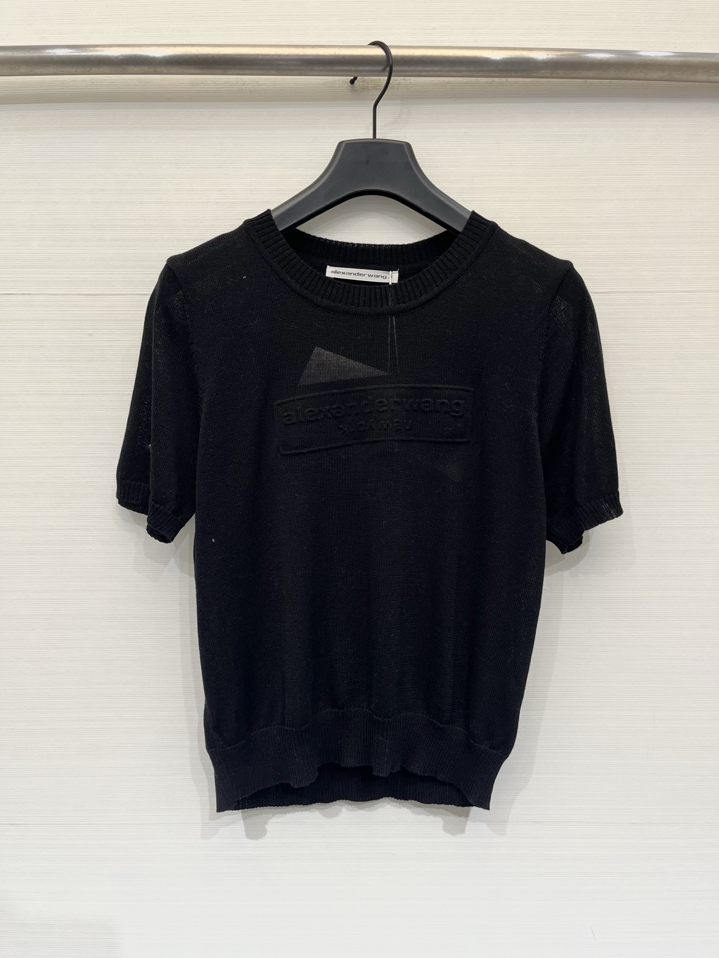 NO:893485,Alexanderwang 26 new summer style, simple round neck, short-sleeved style, logo pattern decoration, upper body with high-end atmosphere, two-color SML, T-shirt,19860909Alexanderwang 26夏季新款 简约圆领短袖款 logo图案修饰点缀 上身高级氛围感 两色SML,,T-shirt,,Women's clothing