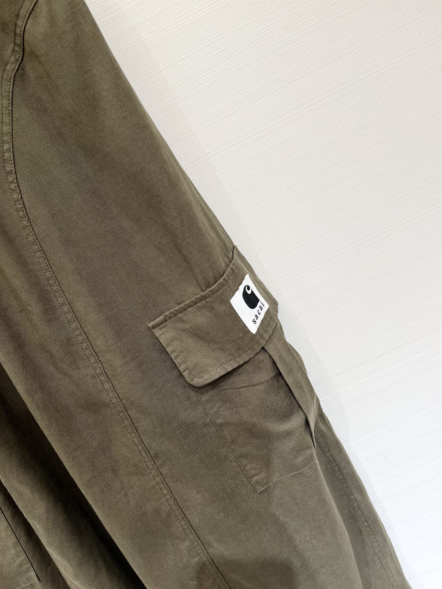 「Sacai 26夏季系列款 麻料工装长裤」松紧抽绳高腰不挑腰，宽松版型巨藏肉，天然麻感透气面料，春夏刚