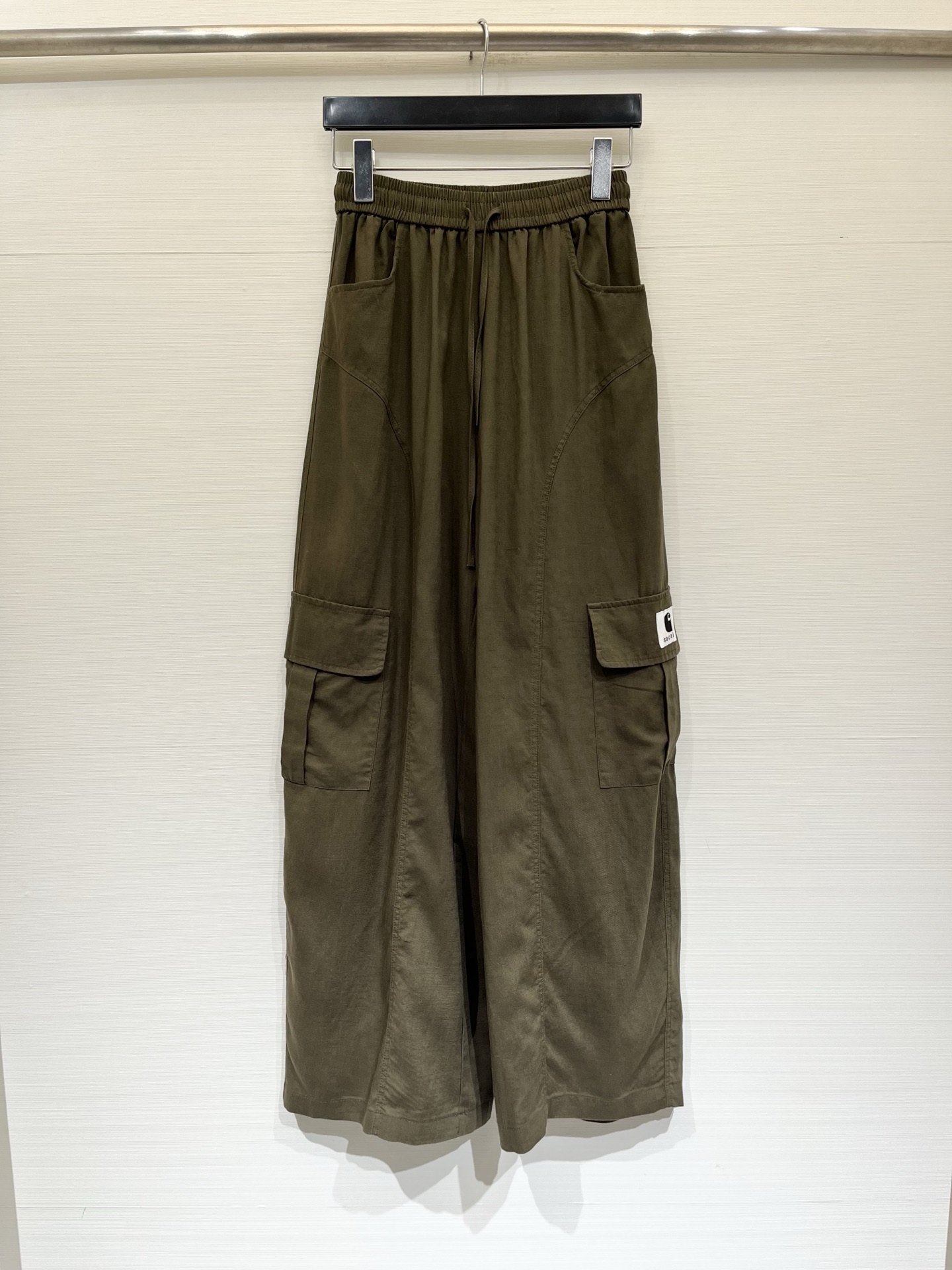 「Sacai 26夏季系列款 麻料工装长裤」松紧抽绳高腰不挑腰，宽松版型巨藏肉，天然麻感透气面料，春夏刚