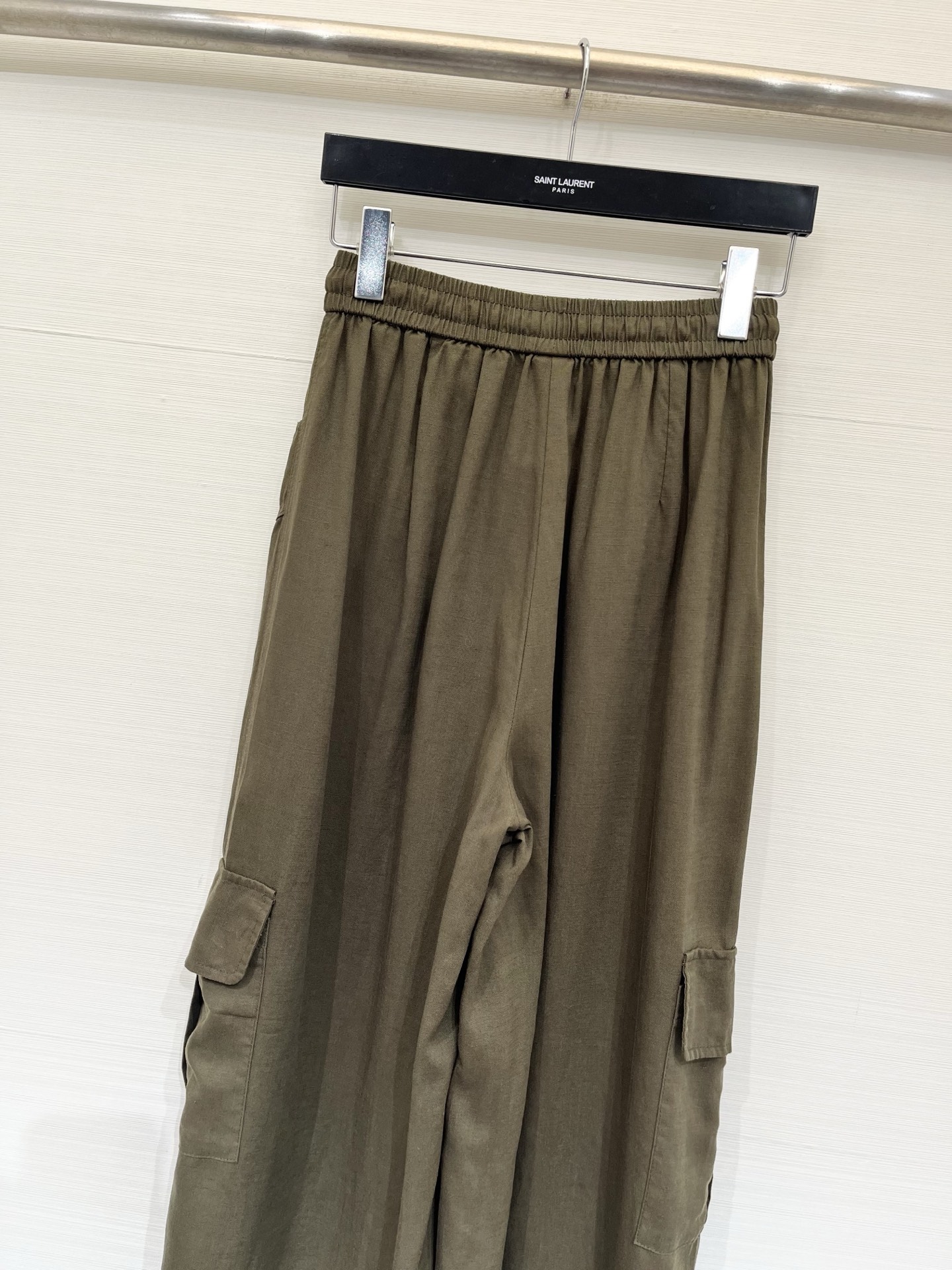 「Sacai 26夏季系列款 麻料工装长裤」松紧抽绳高腰不挑腰，宽松版型巨藏肉，天然麻感透气面料，春夏刚