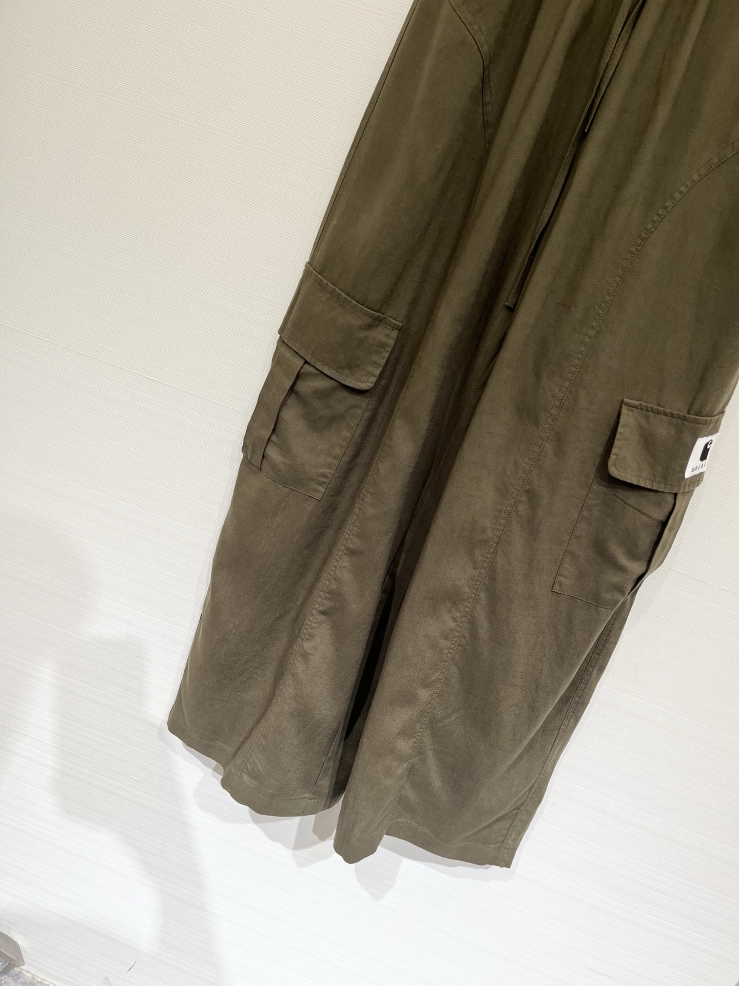 「Sacai 26夏季系列款 麻料工装长裤」松紧抽绳高腰不挑腰，宽松版型巨藏肉，天然麻感透气面料，春夏刚