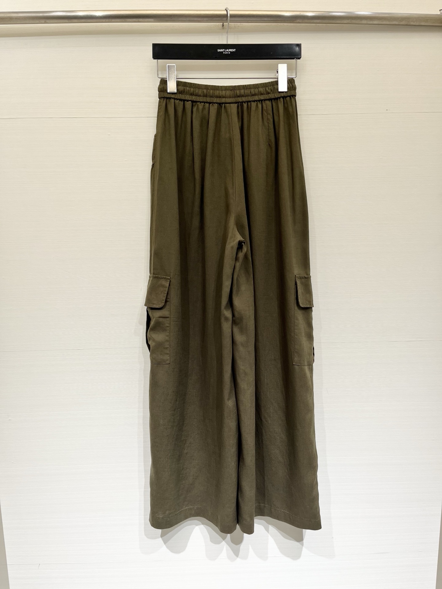 「Sacai 26夏季系列款 麻料工装长裤」松紧抽绳高腰不挑腰，宽松版型巨藏肉，天然麻感透气面料，春夏刚