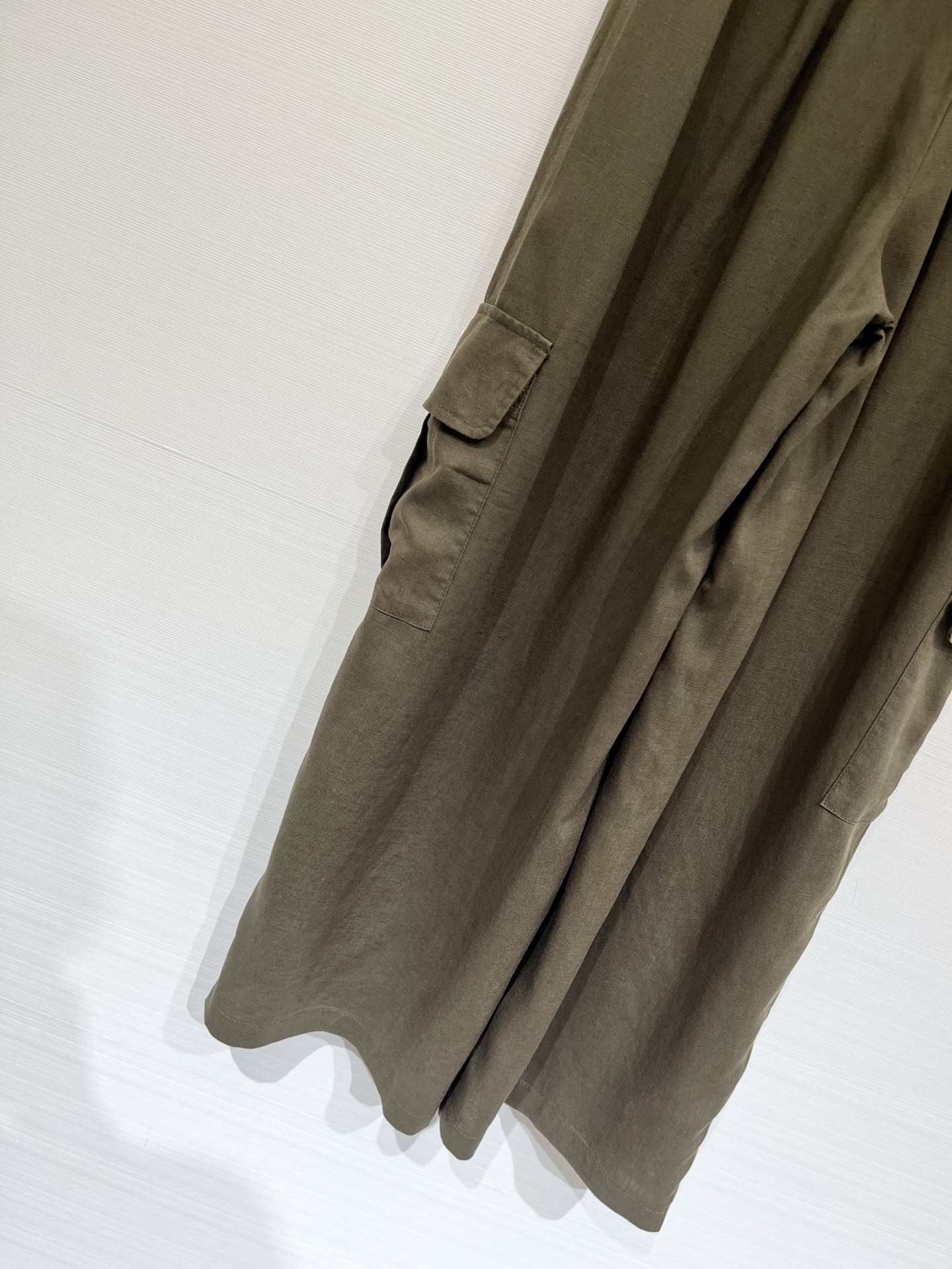 「Sacai 26夏季系列款 麻料工装长裤」松紧抽绳高腰不挑腰，宽松版型巨藏肉，天然麻感透气面料，春夏刚