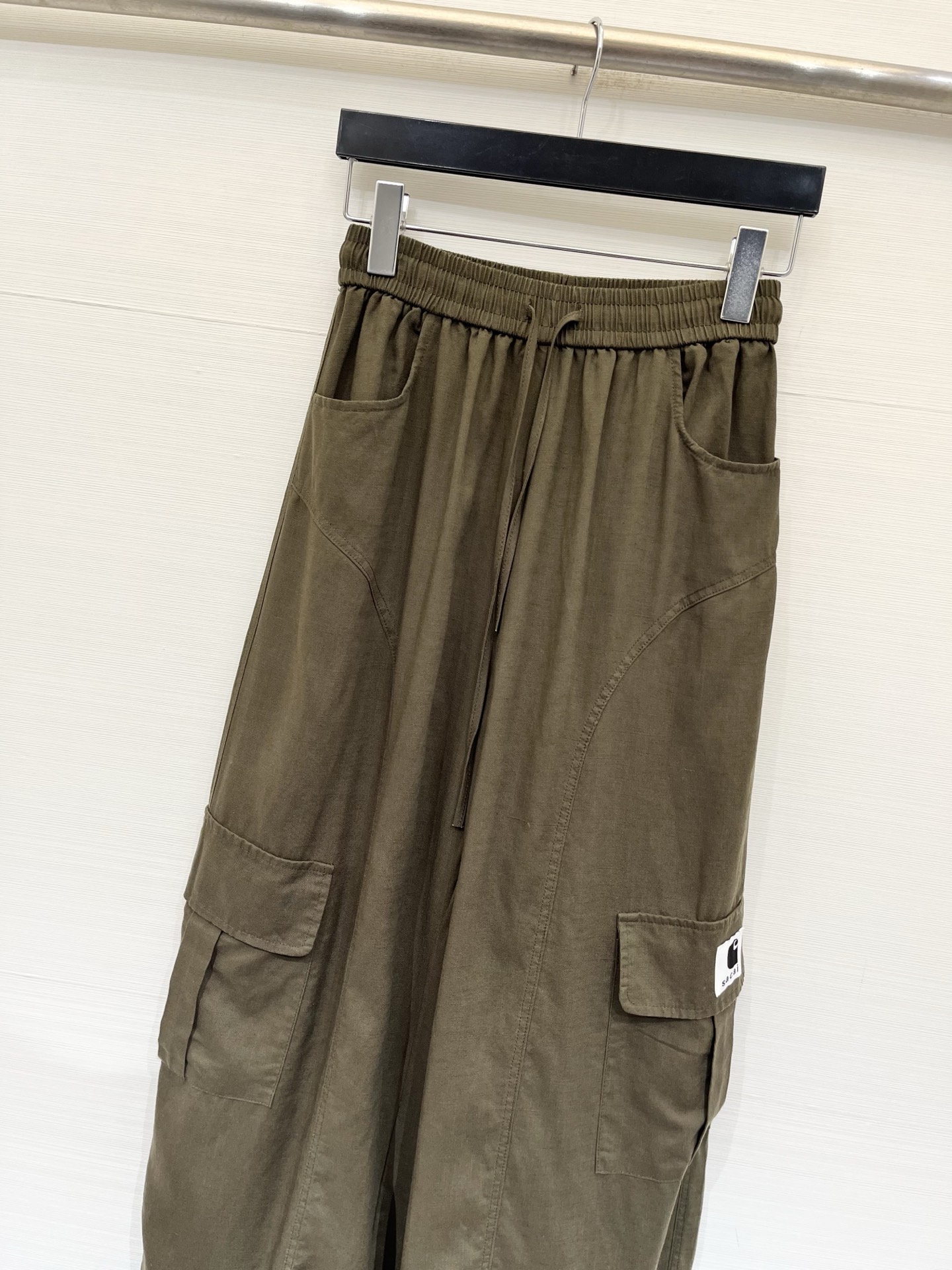 「Sacai 26夏季系列款 麻料工装长裤」松紧抽绳高腰不挑腰，宽松版型巨藏肉，天然麻感透气面料，春夏刚