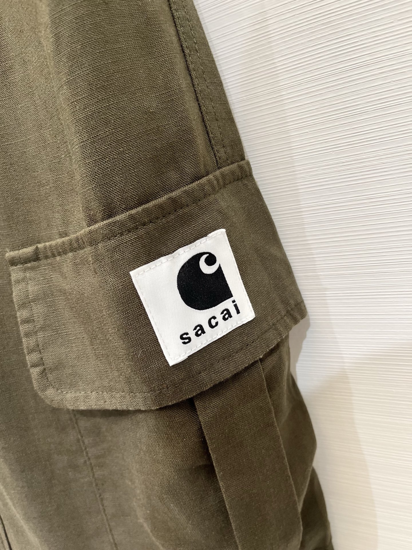 「Sacai 26夏季系列款 麻料工装长裤」松紧抽绳高腰不挑腰，宽松版型巨藏肉，天然麻感透气面料，春夏刚