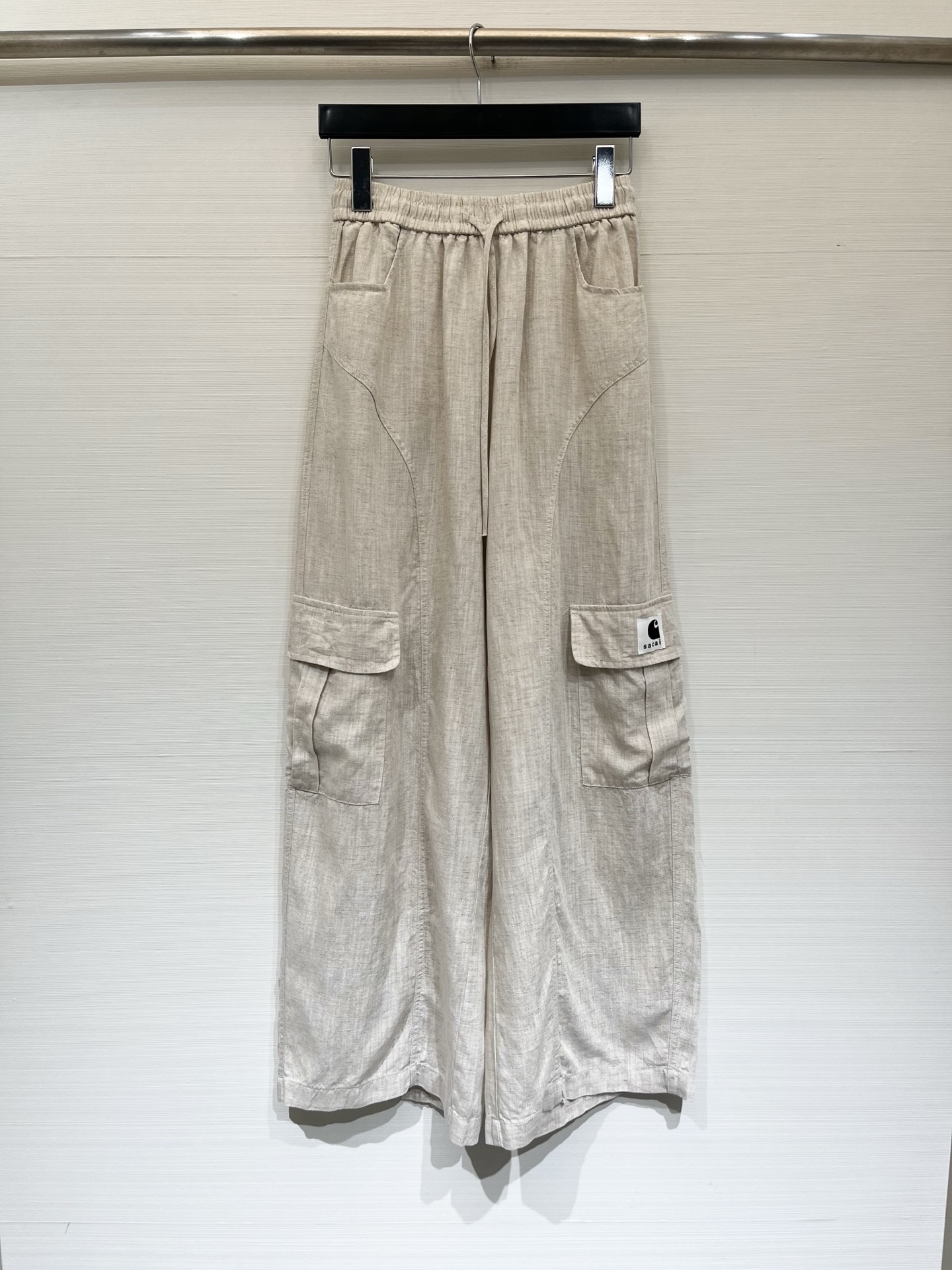 NO:893203,'Sacai 26 summer series linen work trousers' Elastic drawstring high waist without picking up the waist, loose fit to hide the flesh, natural hemp-like breathable fabric, just needed in spring and summer, Sacai co-branded small logo on the side is low-key and textured, casual for daily commuting/traveling, full of lazy atmosphere Two-color SML,,19860909「Sacai 26夏季系列款 麻料工装长裤」 松紧抽绳高腰不挑腰,宽松版型巨藏肉,天然麻感透气面料,春夏刚需,侧边Sacai联名小标低调有质感,日常通勤/出游随便搭,慵懒氛围感拉满 两色SML,,,Women's clothing
