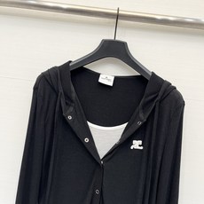 「Courreges 冰感🧊假两件连帽防晒长袖」短款修身显瘦版型,衣长刚好卡在腰线位置,拉长下半身比例, 「Courreges 冰感🧊假两件连帽防晒长袖」短款修身显瘦版型,衣长刚好卡在腰线位置,拉长下半身比例,