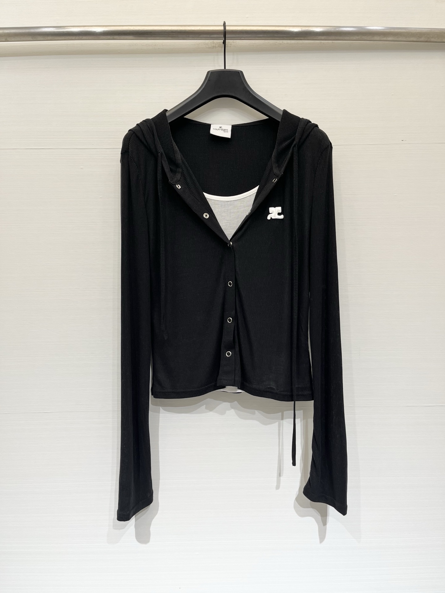 NO:893204,'Courreges Ice Fake Two-Piece Hooded Sunscreen Long Sleeve' Short slim fit, the length is just stuck at the waistline, elongating the proportions of the lower body, with a lazy and soft feeling, light and breathable, soft drape, suitable for spring and summer wear alone, and sun protection in air-conditioned rooms, slightly translucent, light and not stuffy, paired with denim skirts/wide-leg pants, a lazy atmosphere for daily wear Three-color SM,, skirts, hats,19860909「Courreges 冰感假两件连帽防晒长袖」 短款修身显瘦版型,衣长刚好卡在腰线位置,拉长下半身比例,自带慵懒柔美感,轻薄透气,垂坠感柔和,春夏单穿、空调房防晒都适配,微透轻薄不闷热,搭牛仔裙/阔腿裤,慵懒氛围感日常随便穿 三色SM,,skirts,hats,,Women's clothing