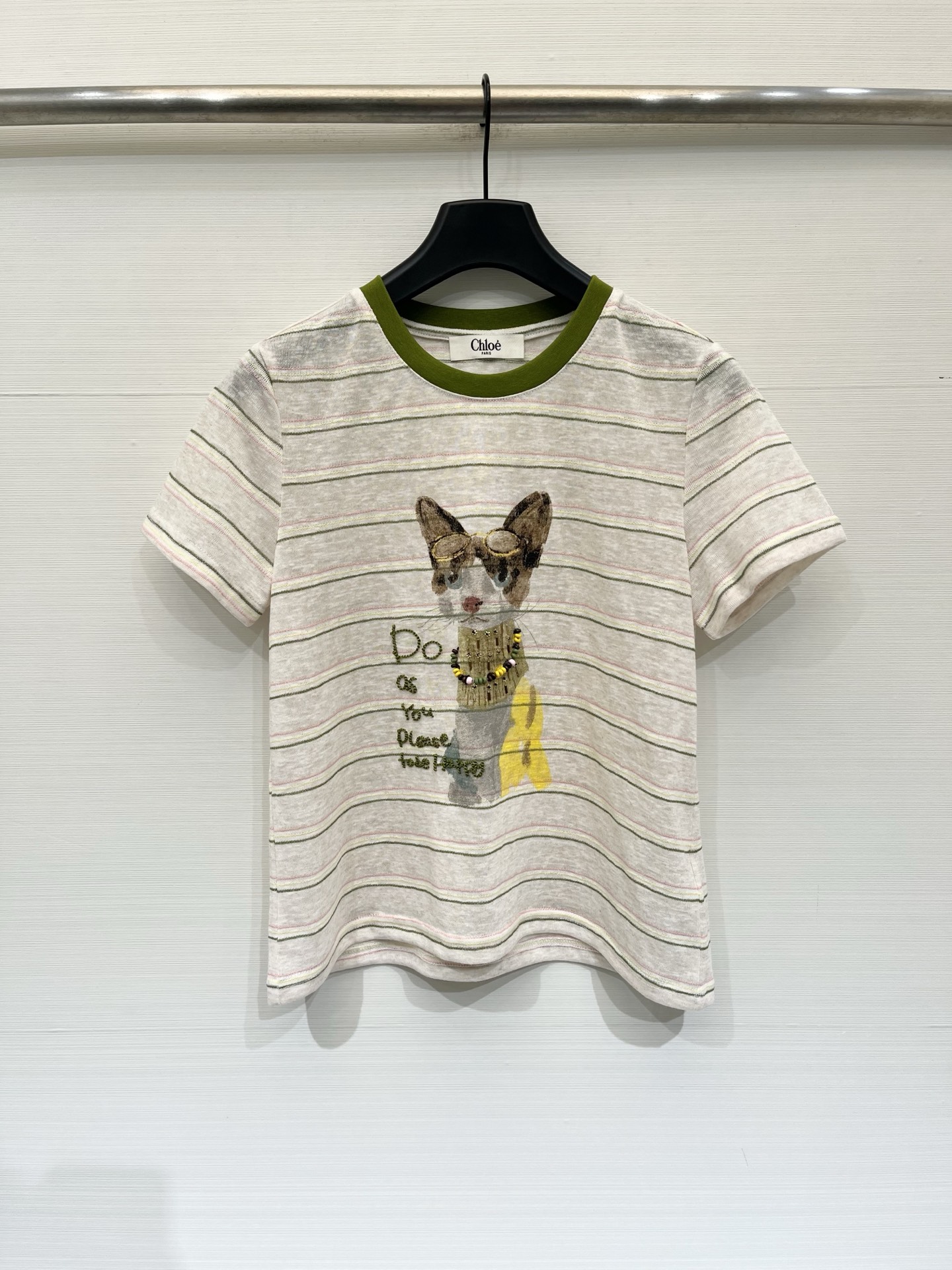 NO:893199,'Chloe retro contrasting striped cat short-sleeved T-shirt' Olive green contrasting round neck, super white, bamboo cotton is light and breathable, watercolor cat print + three-dimensional embroidery, gentle and age-reducing, versatile basic T in spring and summer, paired with denim skirts/dungarees to create a full atmosphere. Size SML,,chloe,loewe,skirts,T-shirt,tees,t-shirt,19860909「Chloe 复古撞色条纹猫咪短袖T恤」 橄榄绿撞圆领超显白,竹节棉轻薄透气不闷汗,水彩猫咪印花+立体刺绣,温柔减龄,春夏百搭基础T,搭牛仔裙/工装裤氛围感拉满 码数SML,,chloe,loewe,skirts,T-shirt,tees，t-shirt,,Women's clothing