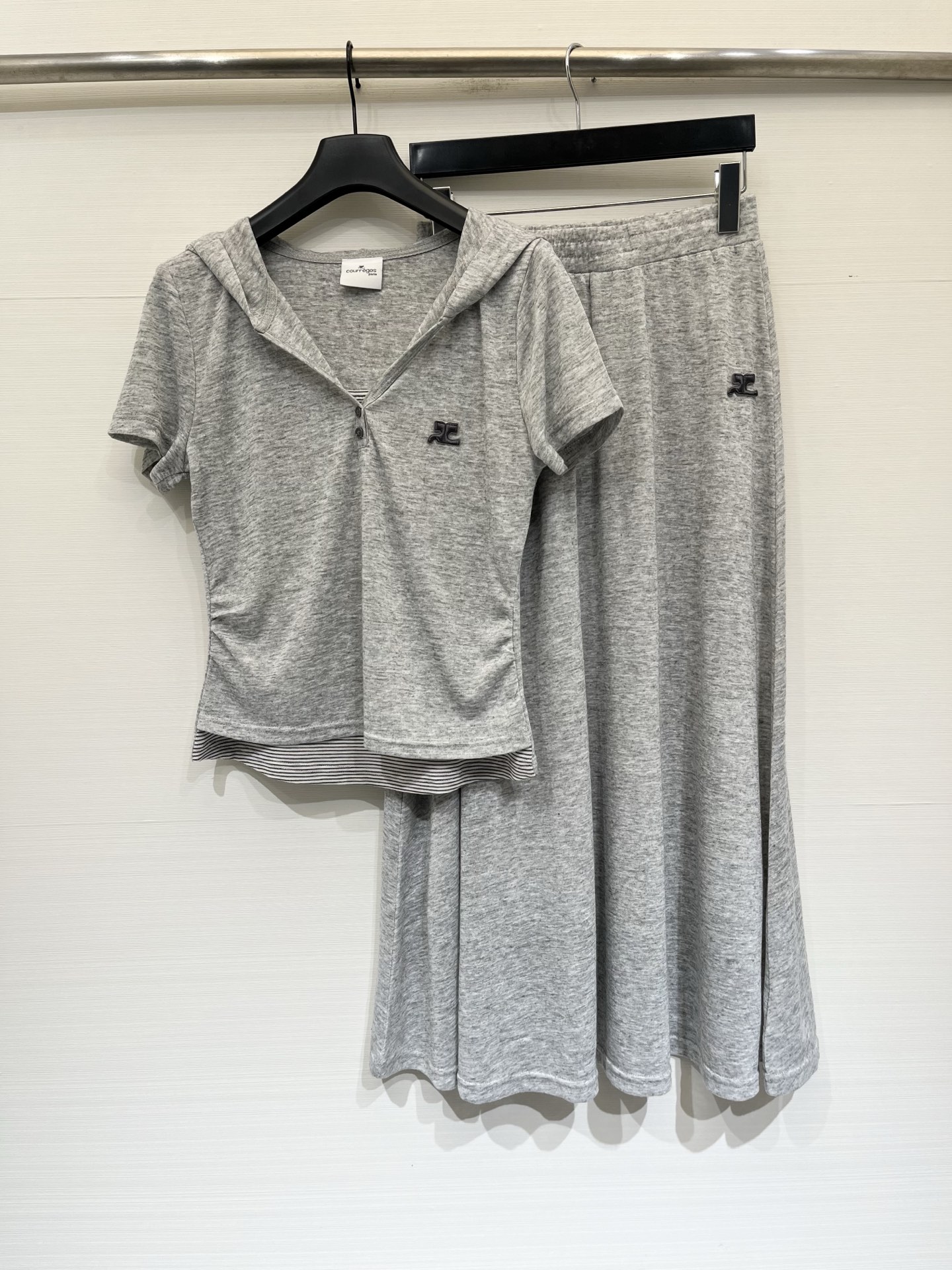 NO:898716,'Courreges fake two-piece gray hooded skirt casual suit' Light heather gray soft and waxy ultra-thin fabric, slim waist design, fake two-piece half-open V-shaped placket, small dark embroidered logo on the chest, simple and low-key daily atmosphere suit Size SML, skirts, hats,19860909「Courreges 假两件灰色连帽半裙休闲套装」 浅麻灰软糯超薄面料,修身收腰设计,假两件半开V型门襟,胸口小巧深色刺绣logo,简约低调的日常氛围感套装 码数SML,,skirts,hats,,Women's clothing
