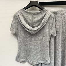 「Courreges 假两件灰色连帽半裙休闲套装」浅麻灰软糯超薄面料,修身收腰设计,假两件半开V型门襟, 「Courreges 假两件灰色连帽半裙休闲套装」浅麻灰软糯超薄面料,修身收腰设计,假两件半开V型门襟,